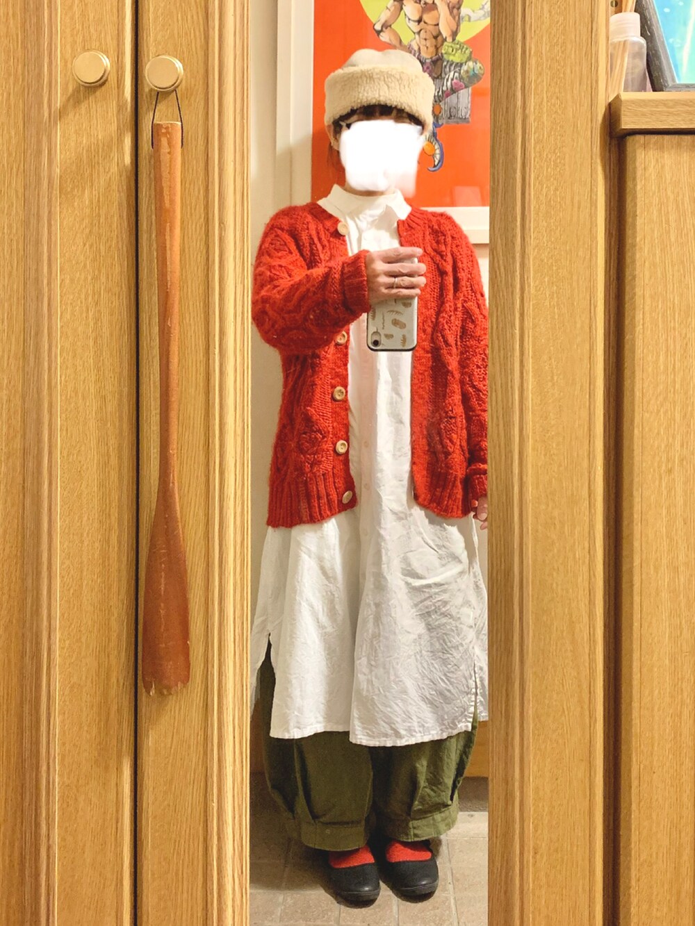 「今日のコーデ、今日の服、ボアハット、シャツワンピ、オイルドジャケット、カーディガン、赤靴下」｜「royal paddockのアイテム（ジャケット/アウター、グリーン系）」を使った、まっきさん（レディース・149cm）の冬コーディネートの4枚目の写真
