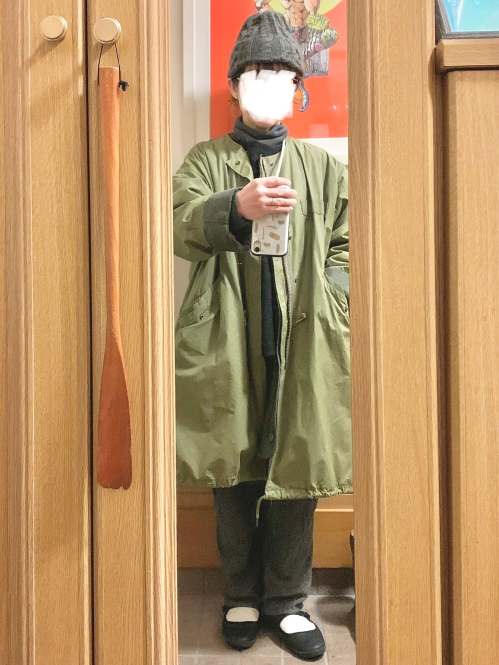 「昨日のコーデ、ニット帽、モッズコート、ヒートテックフリースタートルネックＴシャツ、ストラップシューズ、ベスト」｜「しまむらのアイテム（パンツ、グレー系）」を使った、まっきさん（レディース・149cm）の冬コーディネートの4枚目の写真