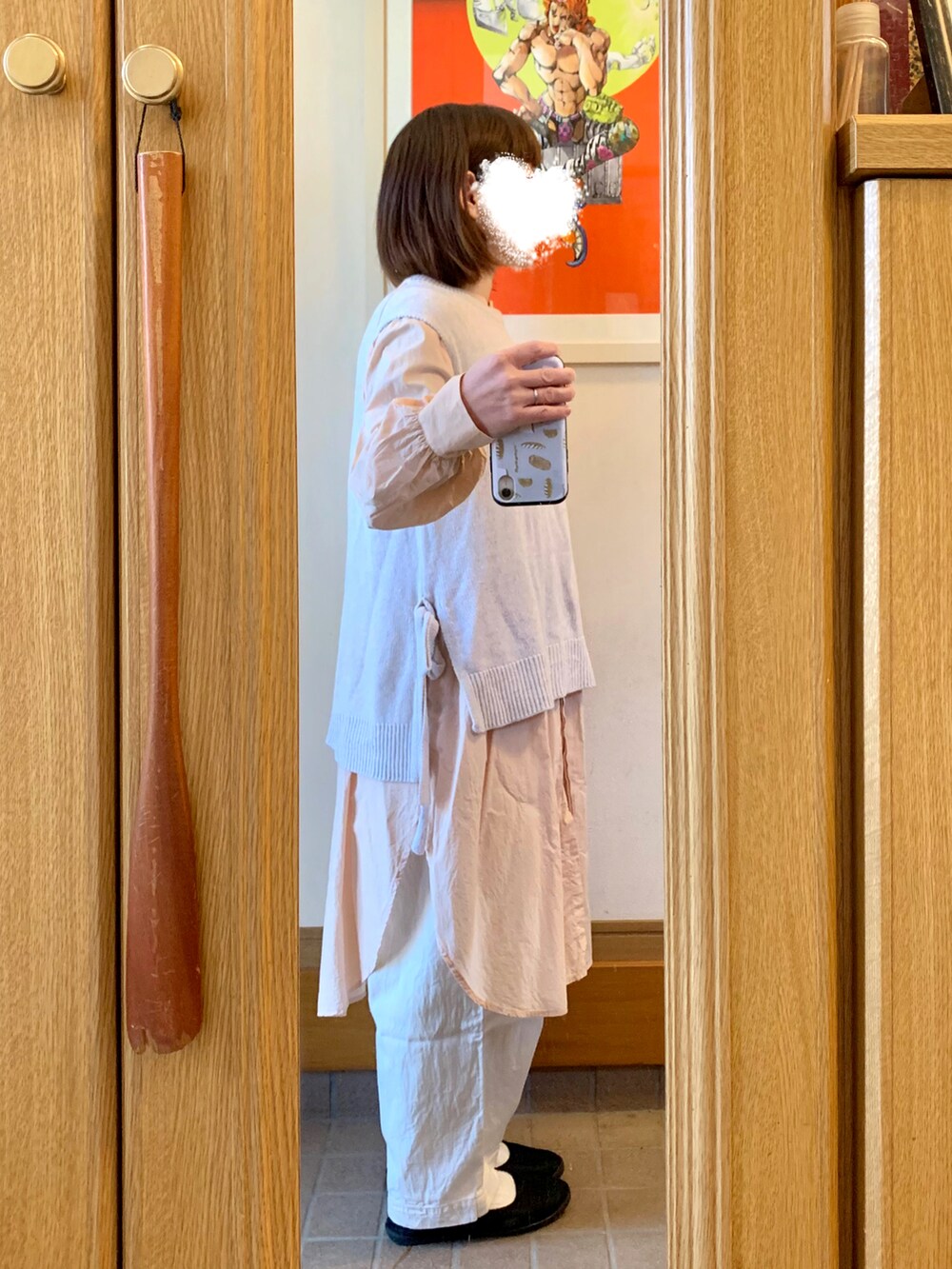 ホワイト系のベスト、ピンク系のシャツワンピース、ホワイト系のパンツを着用したレディースの春コーディネートの3枚目の写真