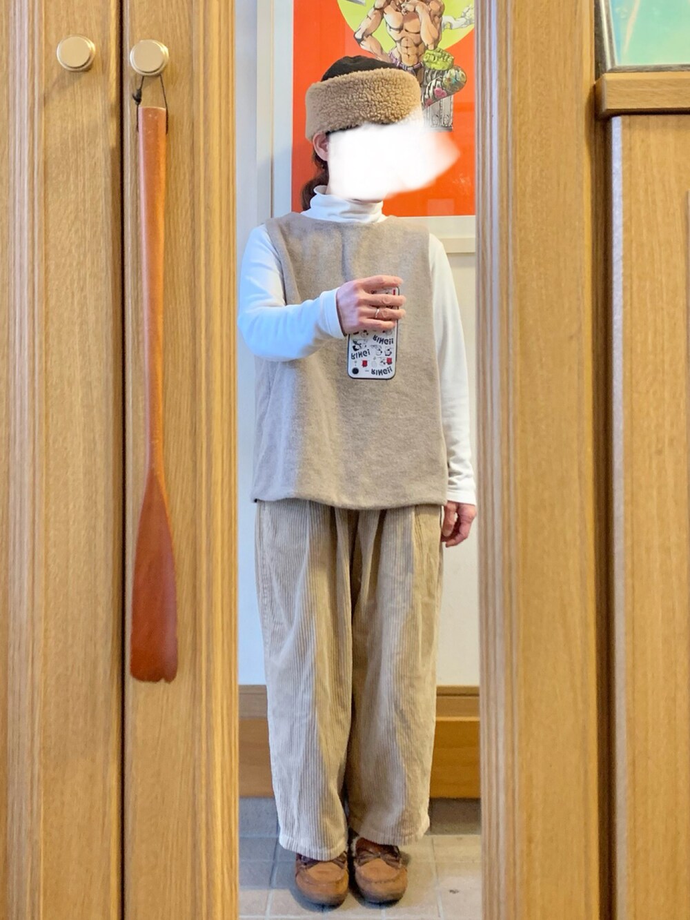 「昨日のコーデ、昨日の服、コーデュロイパンツ、モカシン、ベスト、ヒートテックフリースタートルネックＴシャツ」｜「作家メイドのアイテム（パンツ、ベージュ系）」を使った、まっきさん（レディース・150cm）の冬コーディネートの2枚目の写真