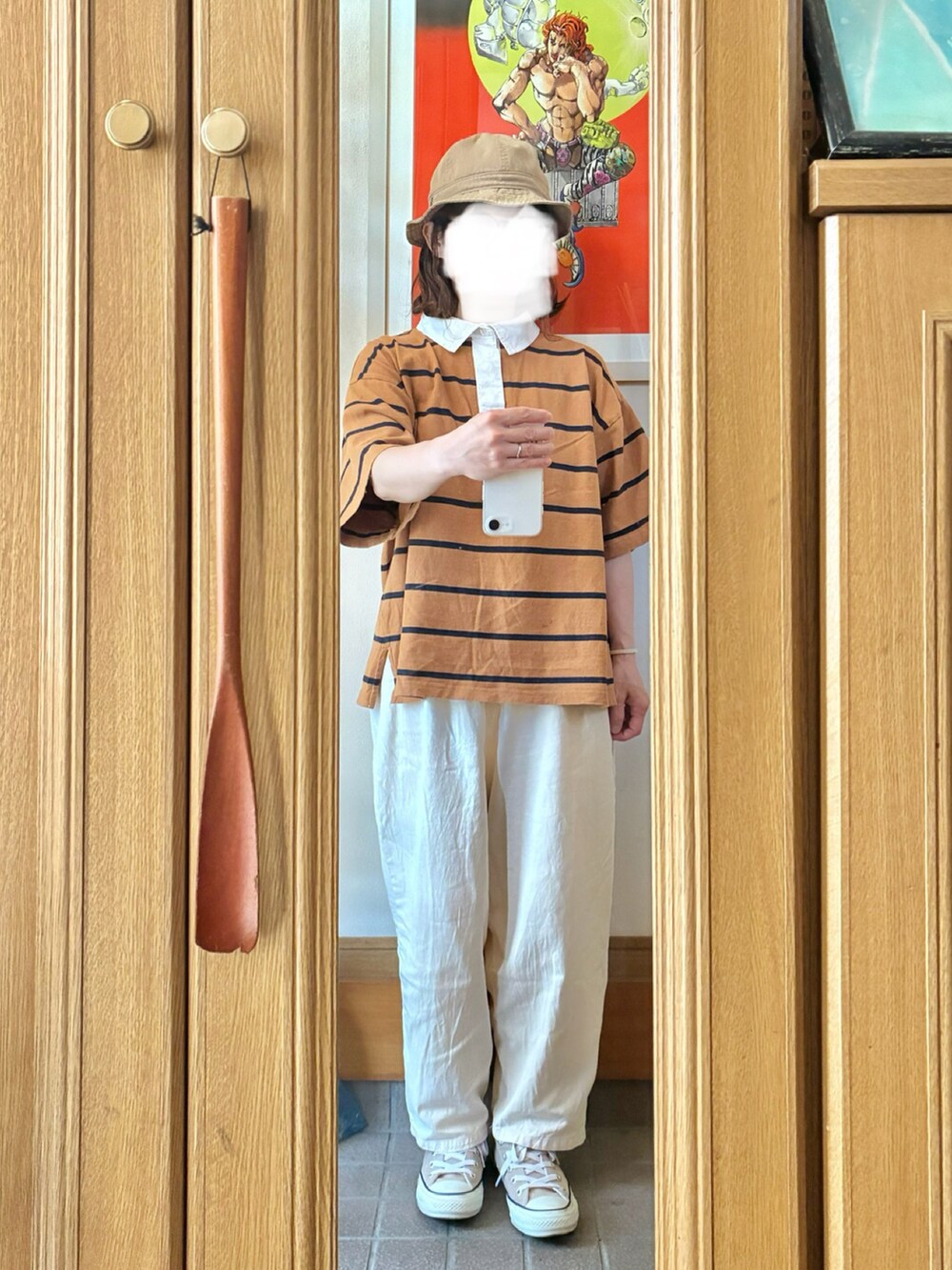 ブラック系のシャツ/ブラウス、グリーン系のパンツ、ブラック系のシューズを着用したレディースの秋コーディネートの3枚目の写真