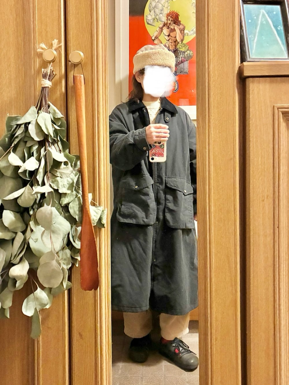 ベージュ系のベスト、グレー系のパンツ、ベージュ系のパンツを着用したレディースの冬コーディネートの3枚目の写真