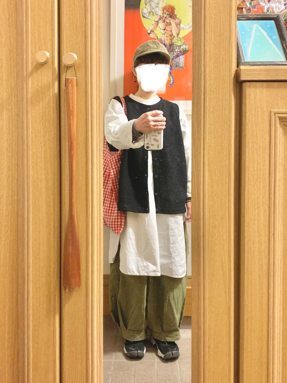 「昨日のコーデ、昨日の服、キャップ、ベスト、古着、リメイク古着、前後着、中古靴」｜「マルシェ購入品のアイテム（ベスト、ブラック系）」を使った、まっきさん（レディース・149cm）の春コーディネートの2枚目の写真