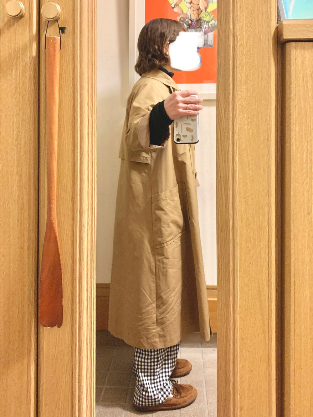 「昨日のコーデ、昨日の服、タートルネック、ユニクロ感謝祭、古着、トレンチコート、ギンガムチェック、モカシン」｜「しまむらのアイテム（ローファー、ブラウン系）」を使った、まっきさん（レディース・149cm）の秋コーディネートの4枚目の写真