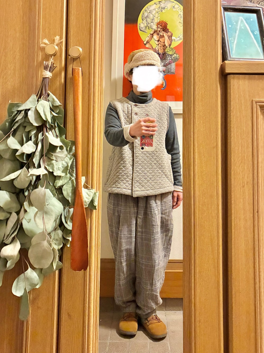 ベージュ系のベスト、グレー系のパンツ、ベージュ系のパンツを着用したレディースの冬コーディネートの4枚目の写真