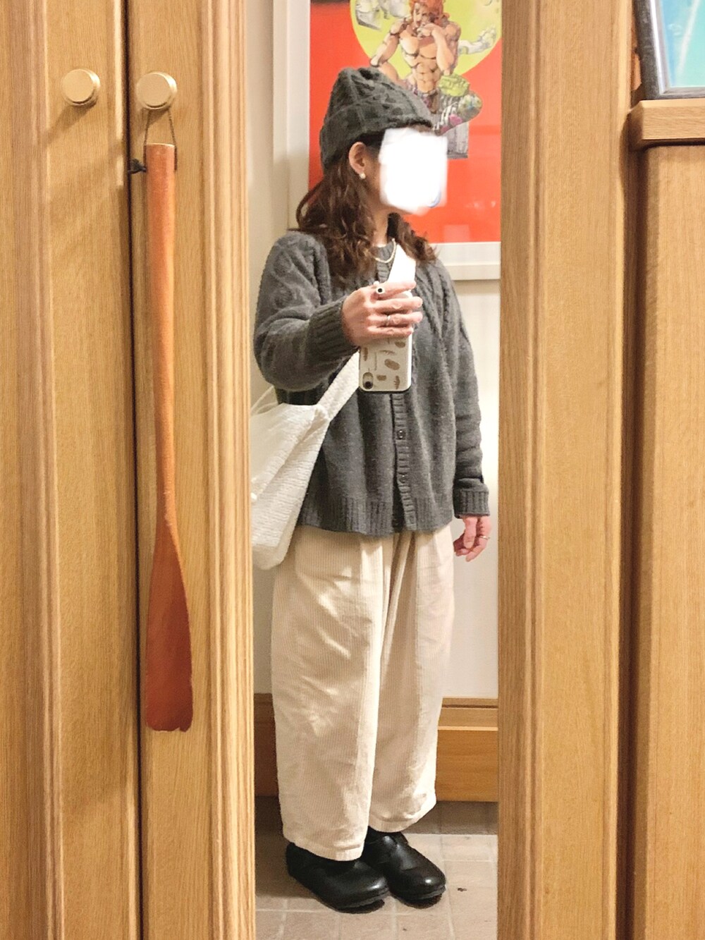 「昨日のコーデ、昨日の服、ニット帽、ニットカーディガン、コーデュロイパンツ」｜「Samansa Mos2のアイテム（カーディガン/ボレロ、グレー系）」を使った、まっきさん（レディース・150cm）の冬コーディネートの2枚目の写真