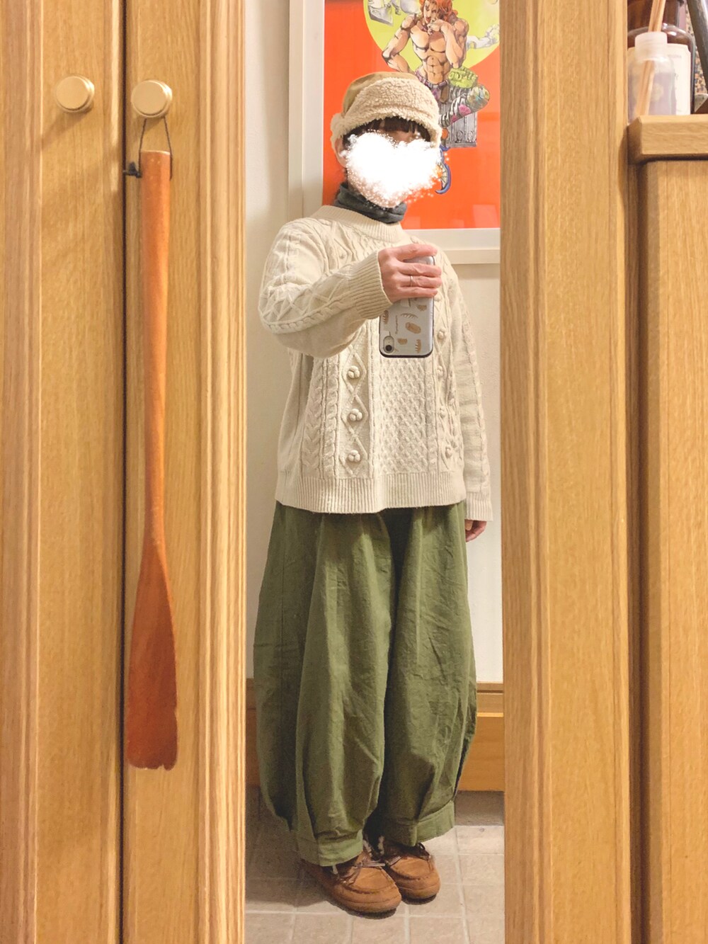 「今日のコーデ、今日の服、白とカーキ、古着、モカシン、プチプラ、ヒートテックフリースタートルネックＴシャツ」｜「作家メイドのアイテム（パンツ、グリーン系）」を使った、まっきさん（レディース・149cm）の冬コーディネートの2枚目の写真