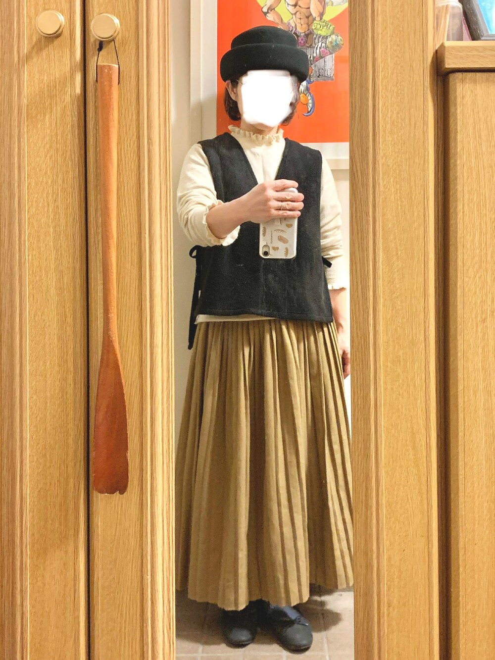 「今日のコーデ、今日の服、ベスト、プリーツスカート、バレエシューズ」｜「Samansa Mos2のフェルトトークハット（ハット、ブラック系）」を使った、まっきさん（レディース・149cm）の秋コーディネートの2枚目の写真