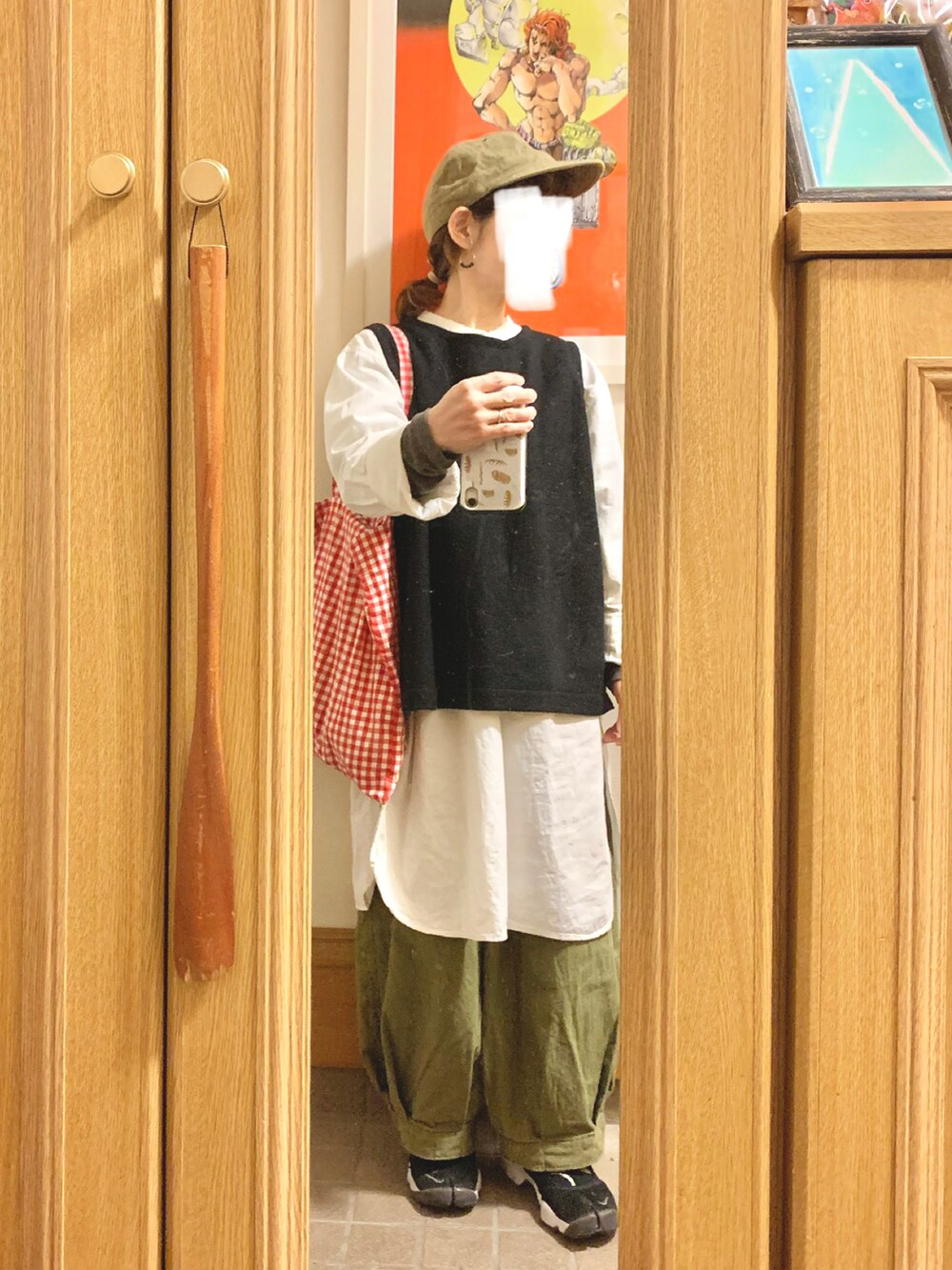 「昨日のコーデ、昨日の服、キャップ、ベスト、古着、リメイク古着、前後着、中古靴」｜「マルシェ購入品のアイテム（ベスト、ブラック系）」を使った、まっきさん（レディース・149cm）の春コーディネートの4枚目の写真