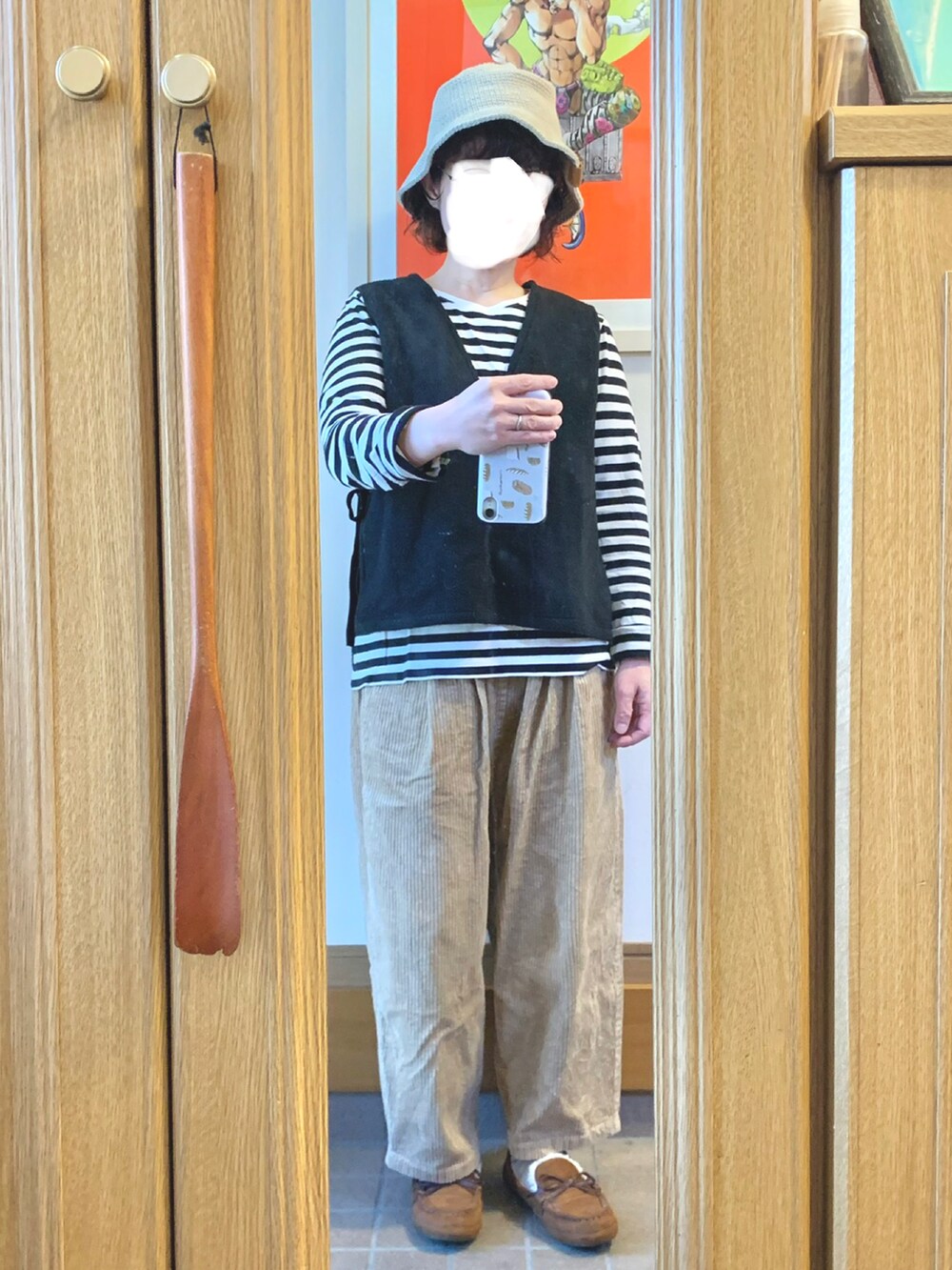 「今日のコーデ、今日の服、ボーダー、ベスト、コーデュロイパンツ、キャップ、秋冬コーデ」｜「マルシェ購入品のアイテム（ベスト、ブラック系）」を使った、まっきさん（レディース・149cm）の秋コーディネートの4枚目の写真