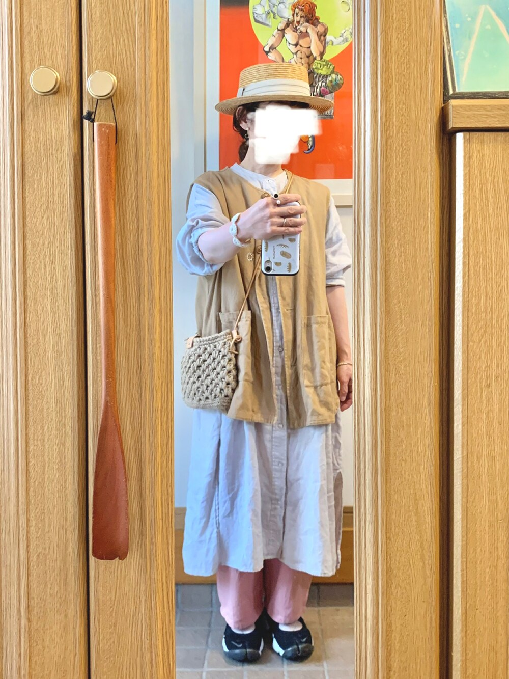 「今日のコーデ、今日の服、麦わら帽子、シャツワンピ、ピンク、ベスト、古着、作家メイド」｜「作家メイドのアイテム（ショルダーバッグ、ベージュ系）」を使った、まっきさん（レディース・150cm）の夏コーディネートの4枚目の写真