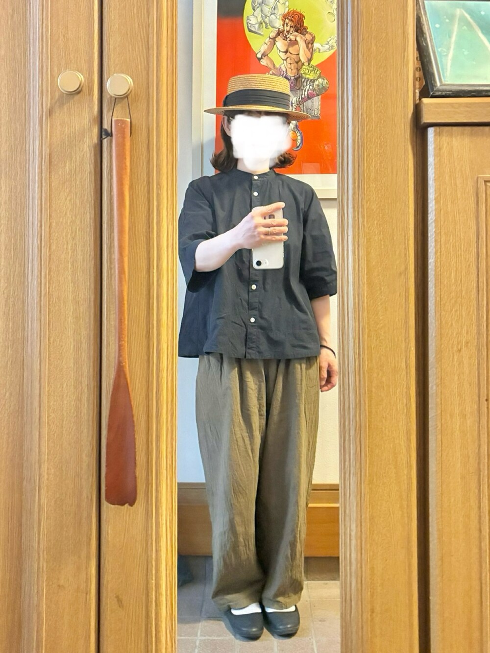 ブラック系のシャツ/ブラウス、グリーン系のパンツ、ブラック系のシューズを着用したレディースの秋コーディネートの2枚目の写真