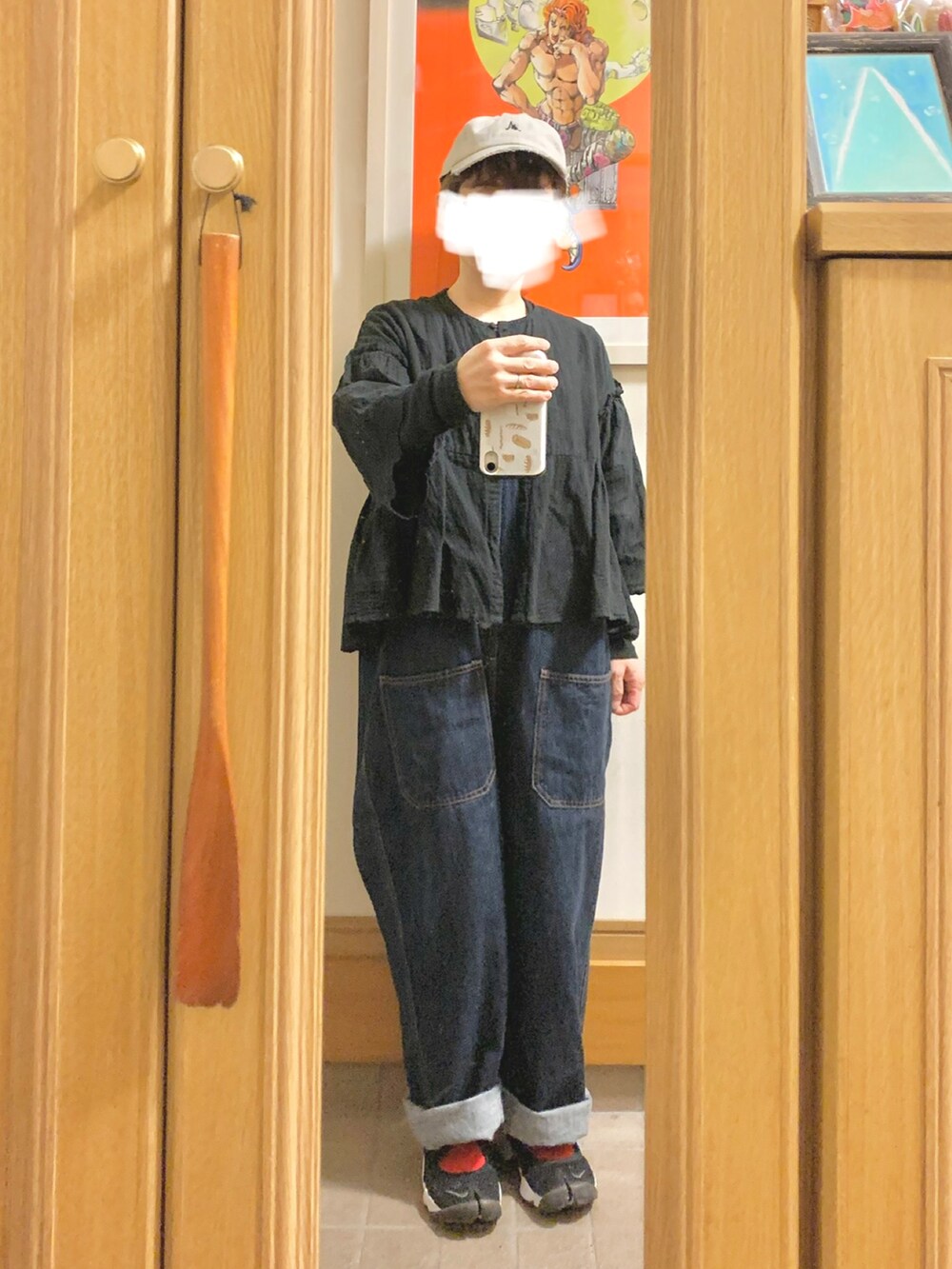 「昨日のコーデ、昨日の服、キャップ、赤靴下、ギンガムチェック、デニムオンデニム、デニムコート、オーバーオール」｜「UNIQLOのアイテム（Tシャツ/カットソー、ブラック系）」を使った、まっきさん（レディース・149cm）の春コーディネートの4枚目の写真
