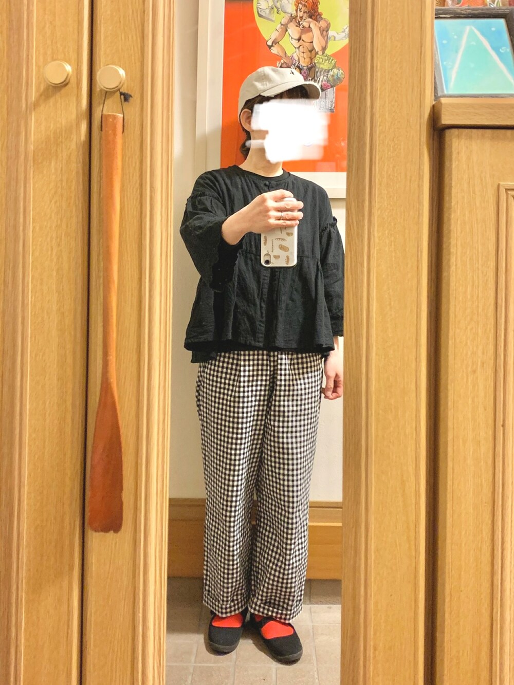 「昨日のコーデ、昨日の服、キャップ、赤靴下、ギンガムチェック、デニムオンデニム、デニムコート、オーバーオール」｜「UNIQLOのアイテム（Tシャツ/カットソー、ブラック系）」を使った、まっきさん（レディース・149cm）の春コーディネートの2枚目の写真