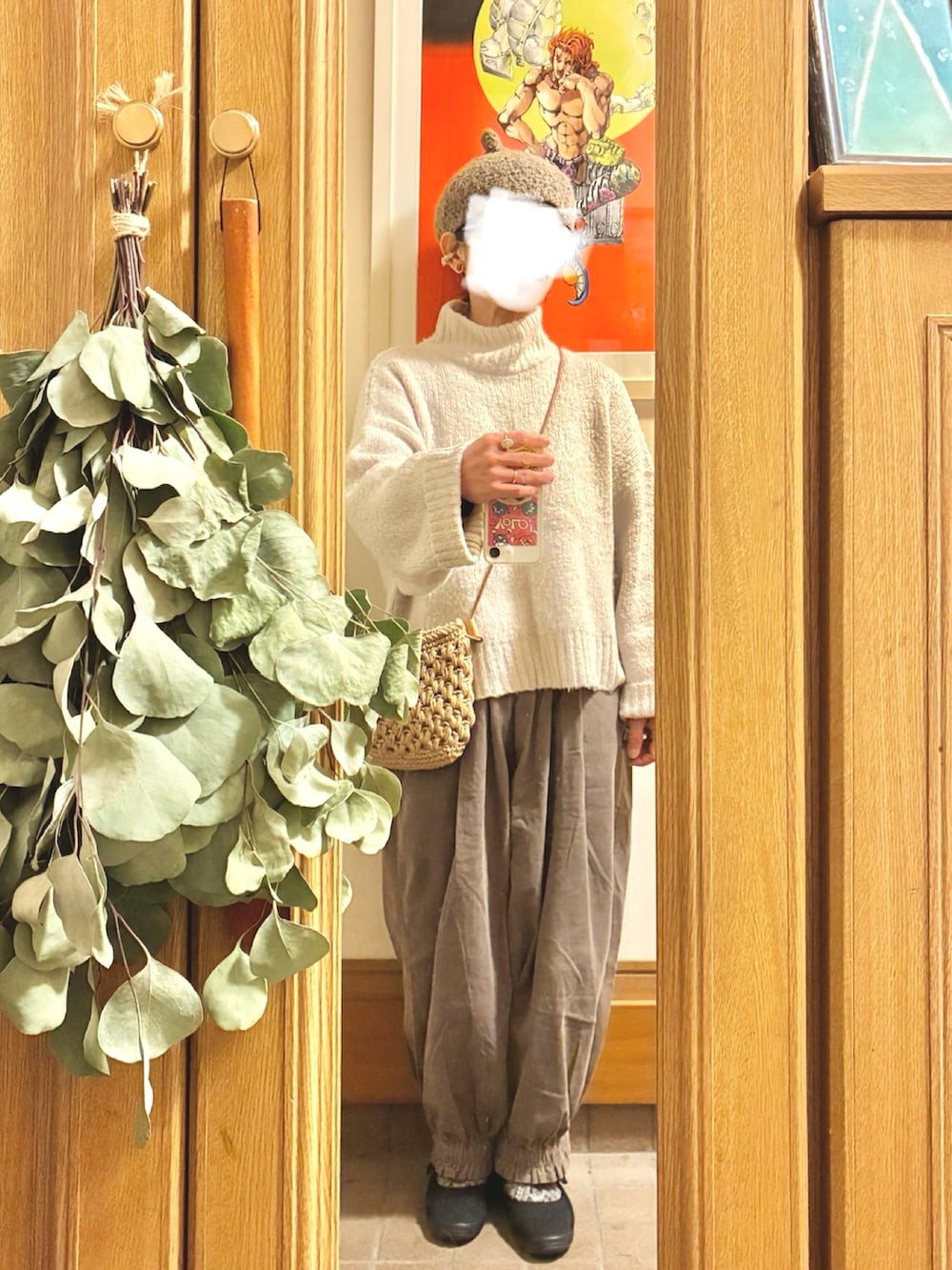 ホワイト系のニット/セーター、ブラウン系のジャケット/アウター、ブラウン系のパンツを着用したレディースの秋コーディネートの3枚目の写真