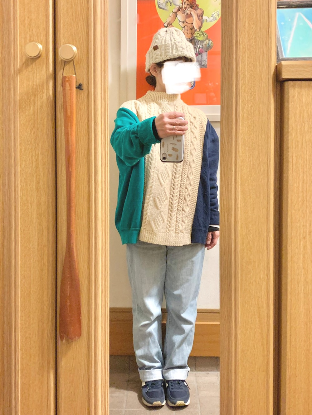 「昨日のコーデ、昨日の服、ニット帽、リメイク古着、古着、薄色デニム、ライナー、スニーカー、中古靴」｜「マルシェ購入品のアイテム（ニット/セーター、ホワイト系）」を使った、まっきさん（レディース・149cm）の春コーディネートの2枚目の写真