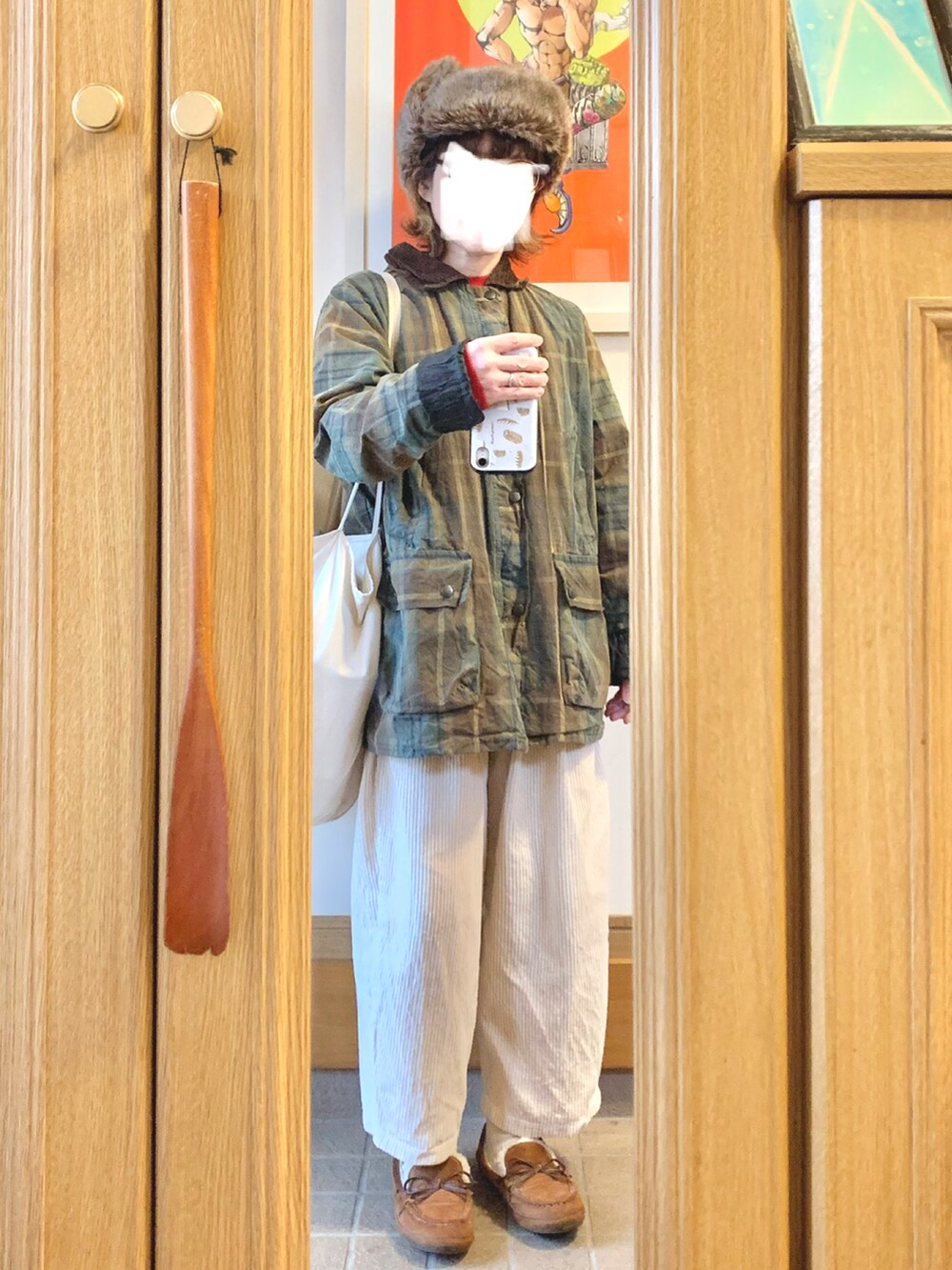 グリーン系のジャケット/アウター、ホワイト系のパンツ、ブラウン系のローファーを着用したレディースの冬コーディネートの3枚目の写真