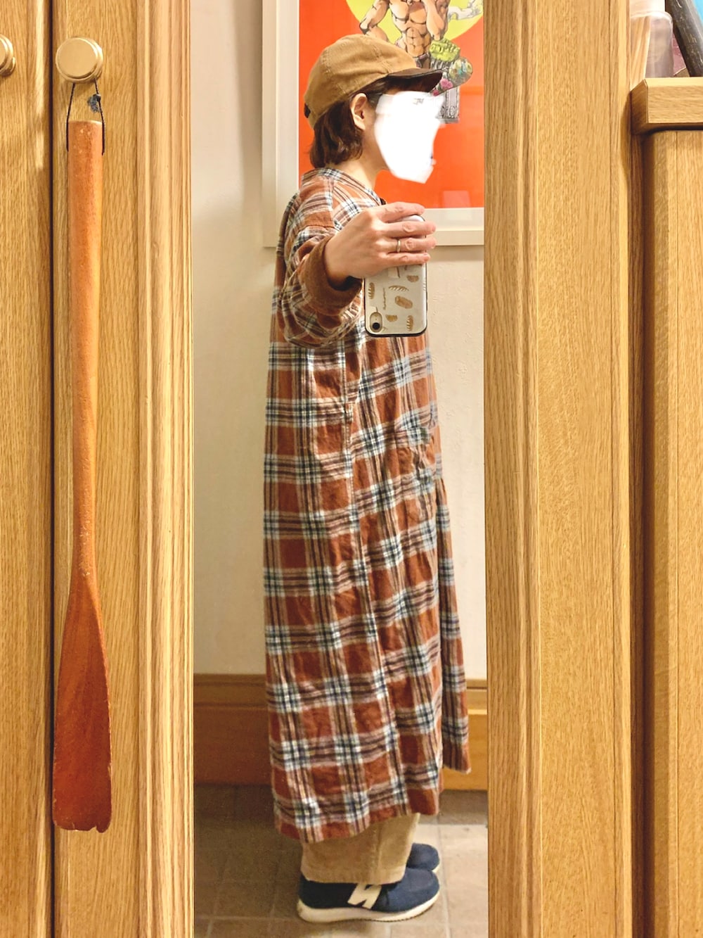 ブラウン系のシャツワンピース、ブルー系のスニーカーを着用したレディースの秋コーディネートの3枚目の写真