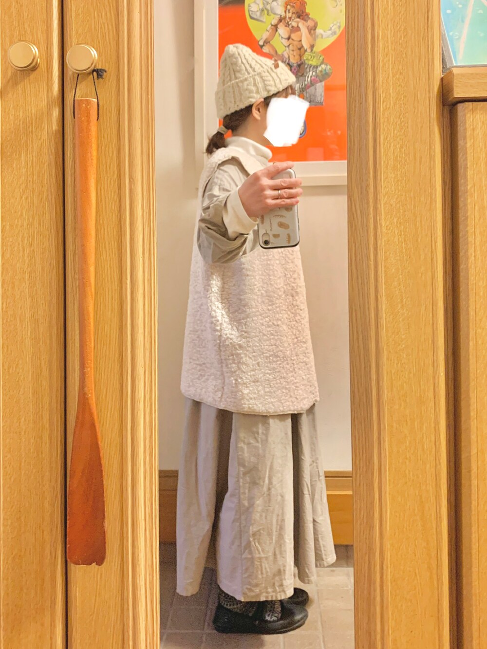 「今日のコーデ、今日の服、ニット帽、白とグレー、大人コーデ、ベスト、古着」｜「古着のアイテム（ベスト、ホワイト系）」を使った、まっきさん（レディース・149cm）の冬コーディネートの3枚目の写真