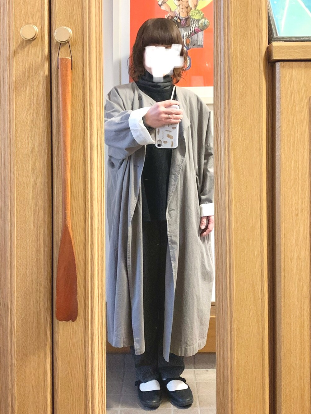 「昨日のコーデ、ニット帽、モッズコート、ヒートテックフリースタートルネックＴシャツ、ストラップシューズ、ベスト」｜「しまむらのアイテム（パンツ、グレー系）」を使った、まっきさん（レディース・149cm）の冬コーディネートの3枚目の写真
