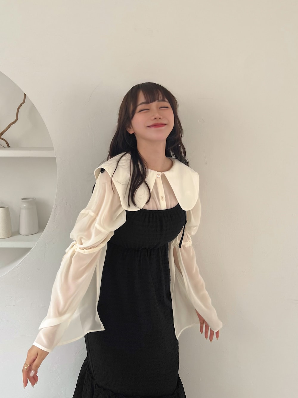 ブラック系のワンピース、ホワイト系のシャツ/ブラウスを着用したレディースの夏コーディネートの3枚目の写真