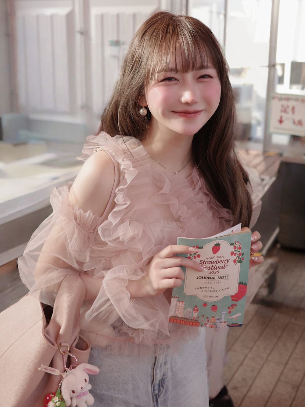 ブラウン系のジャケット/アウター、ピンク系のトップス、ブルー系のデニムパンツを着用したレディースの冬コーディネートの5枚目の写真