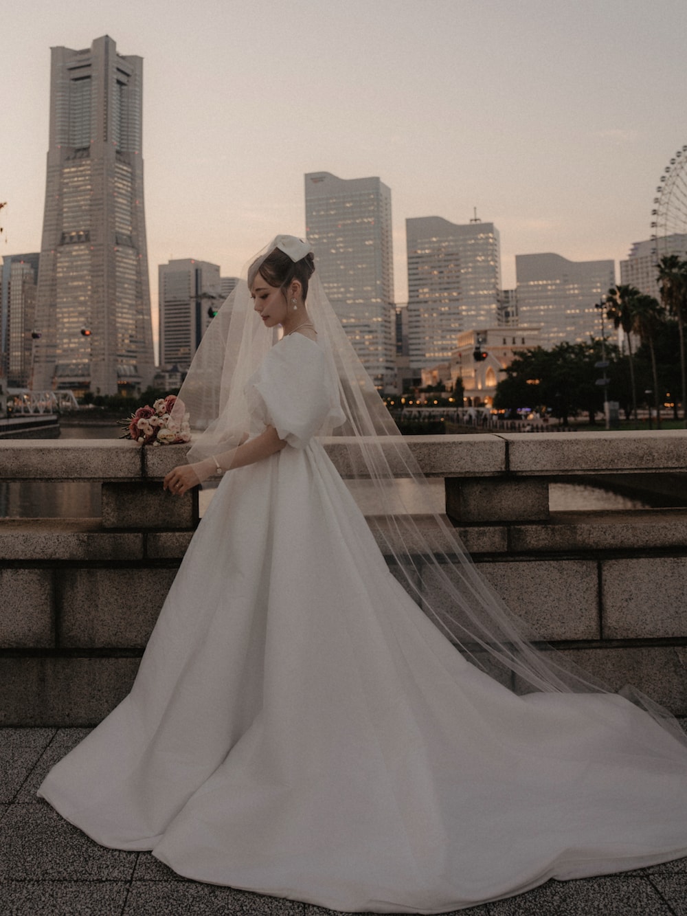 ホワイト系のスカート、ホワイト系のドレス、ホワイト系のパンプスを着用したレディースの秋コーディネートの4枚目の写真