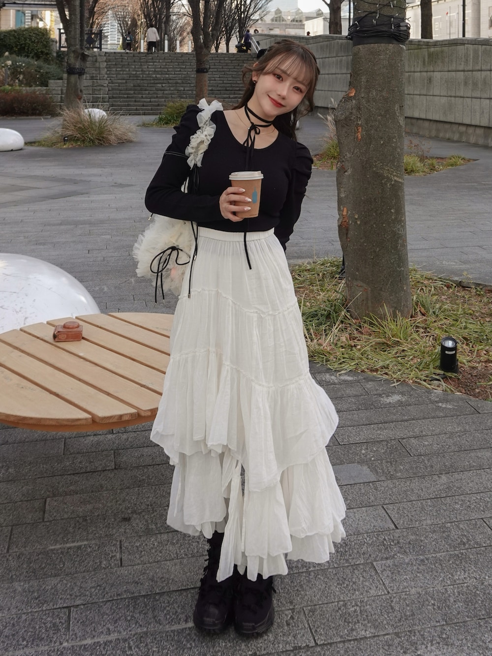 「ブラック、キレイめ、きれいめコーディネート、モノトーン、ブーツ、フリル、チュール、春コーデ、リボン、デートコーデ、骨格ストレート」｜「CASA FLINEのコットンティアードスカート（スカート、ホワイト系）」を使った、白濱楓雅 ( ふぅ )🍨さん（骨格ストレート・レディース・158cm）の冬コーディネートの2枚目の写真