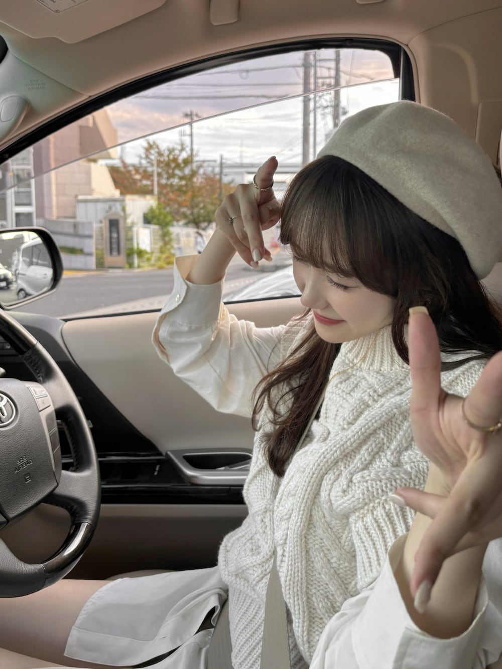 「ファッションを楽しもう、オトナカジュアル、シンプル、大人かわいい、キレイめ、シンプルコーデ、ブーツ、ショートパンツ、ベレー帽、ベスト、シャツスタイル、ショルダーバッグ、淡色コーデ、アイボリー、レイヤードスタイル」|「Ungridのバックレースアップケーブルニットベスト(ニット/セーター、ホワイト系)」を使った、白濱楓雅 ( ふぅ )🍨さん(骨格ストレート・レディース・158cm)の秋コーディネートの5枚目の写真