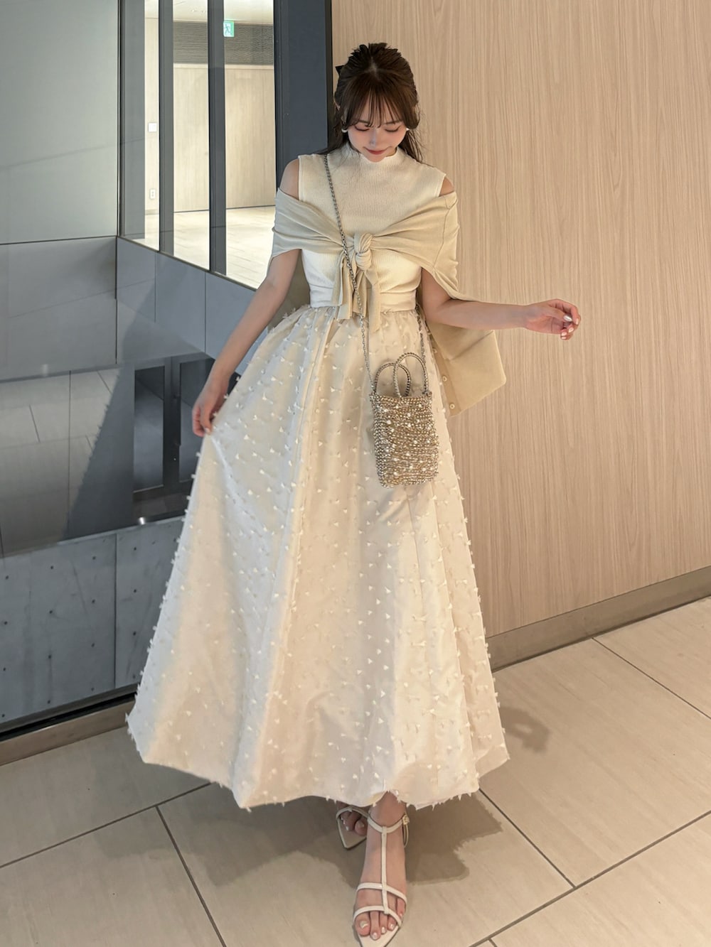 「レイヤードスタイル、夏コーデ、さらっと晴れやかスナップ、休日スタイル、シンプルスタイル、デートコーデ、キレイめ、お出かけコーデ、オールホワイト、淡色コーデ、カーディガン、ホワイト、ショルダーバッグ、サンダル、スカート」｜「ANTEPRIMAのアイテム（バッグ、ゴールド系）」を使った、白濱楓雅 ( ふぅ )🍨さん（骨格ストレート・レディース・158cm）の夏コーディネートの2枚目の写真