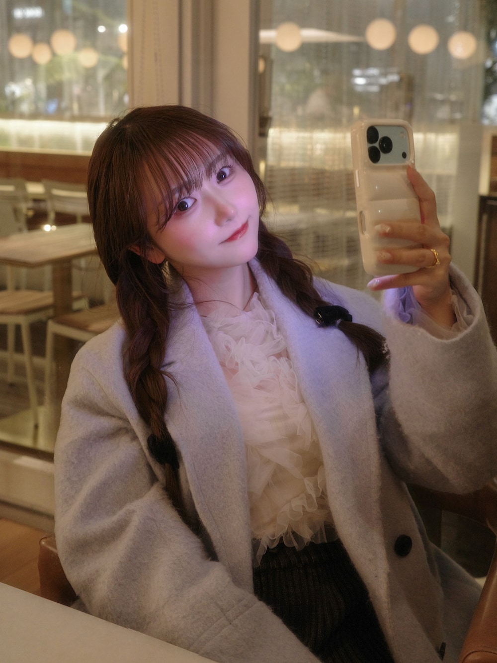 ブルー系のテーラードジャケット、ホワイト系のトップス、ブラウン系のその他パンツを着用したレディースの春コーディネートの4枚目の写真