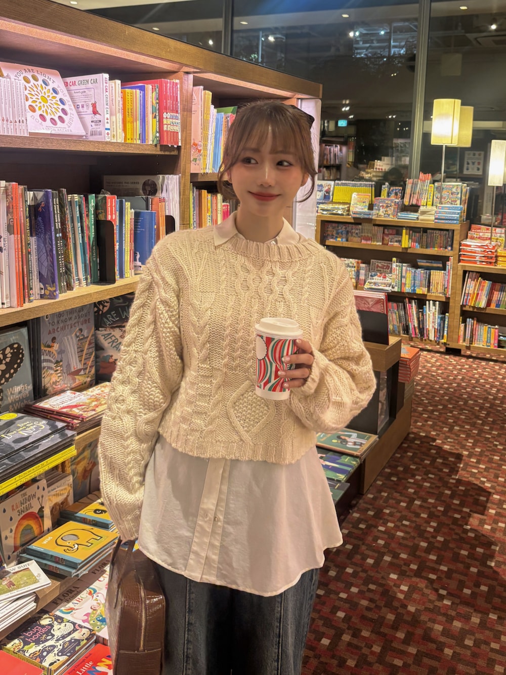 「ブラウン、ブーツ、カジュアルスタイル、デニム、きれいめカジュアル、レイヤードスタイル、秋コーデ、お出かけコーデ、デートコーデ、休日スタイル、淡色コーデ、骨格ストレート、ニット、シャツスタイル、パンツスタイル」｜「Stylevoice for xxxの＜yuiさんコラボ＞ランダムケーブルショートニット（ニット/セーター、ホワイト系）」を使った、白濱楓雅 ( ふぅ )🍨さん（骨格ストレート・レディース・158cm）の秋コーディネートの2枚目の写真