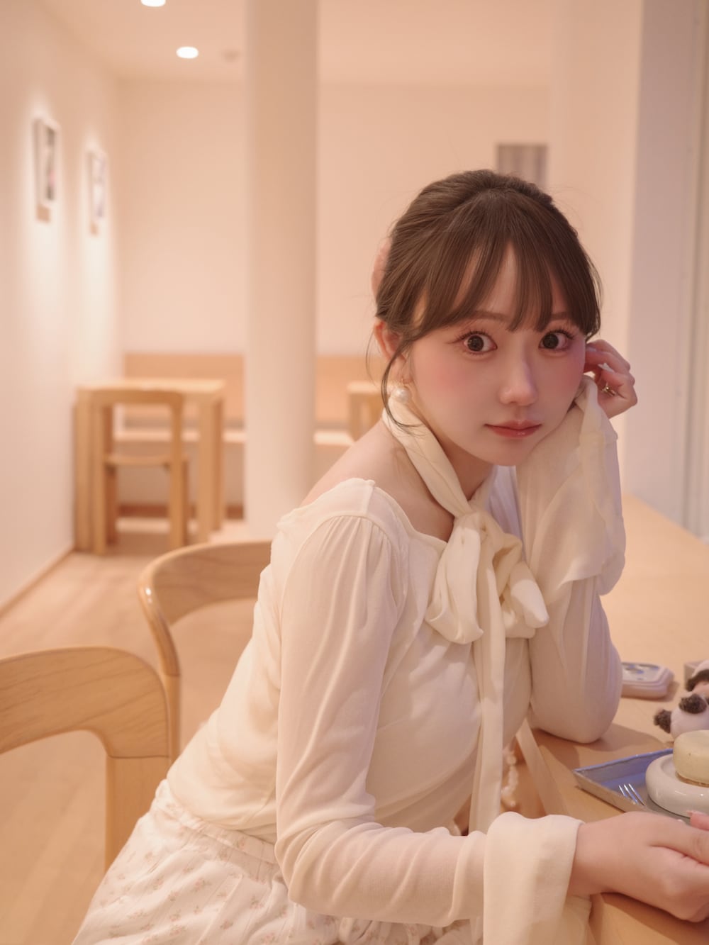 ブラウン系のシューズ、ピンク系のパンツ、ホワイト系のトップスを着用したレディースの秋コーディネートの4枚目の写真