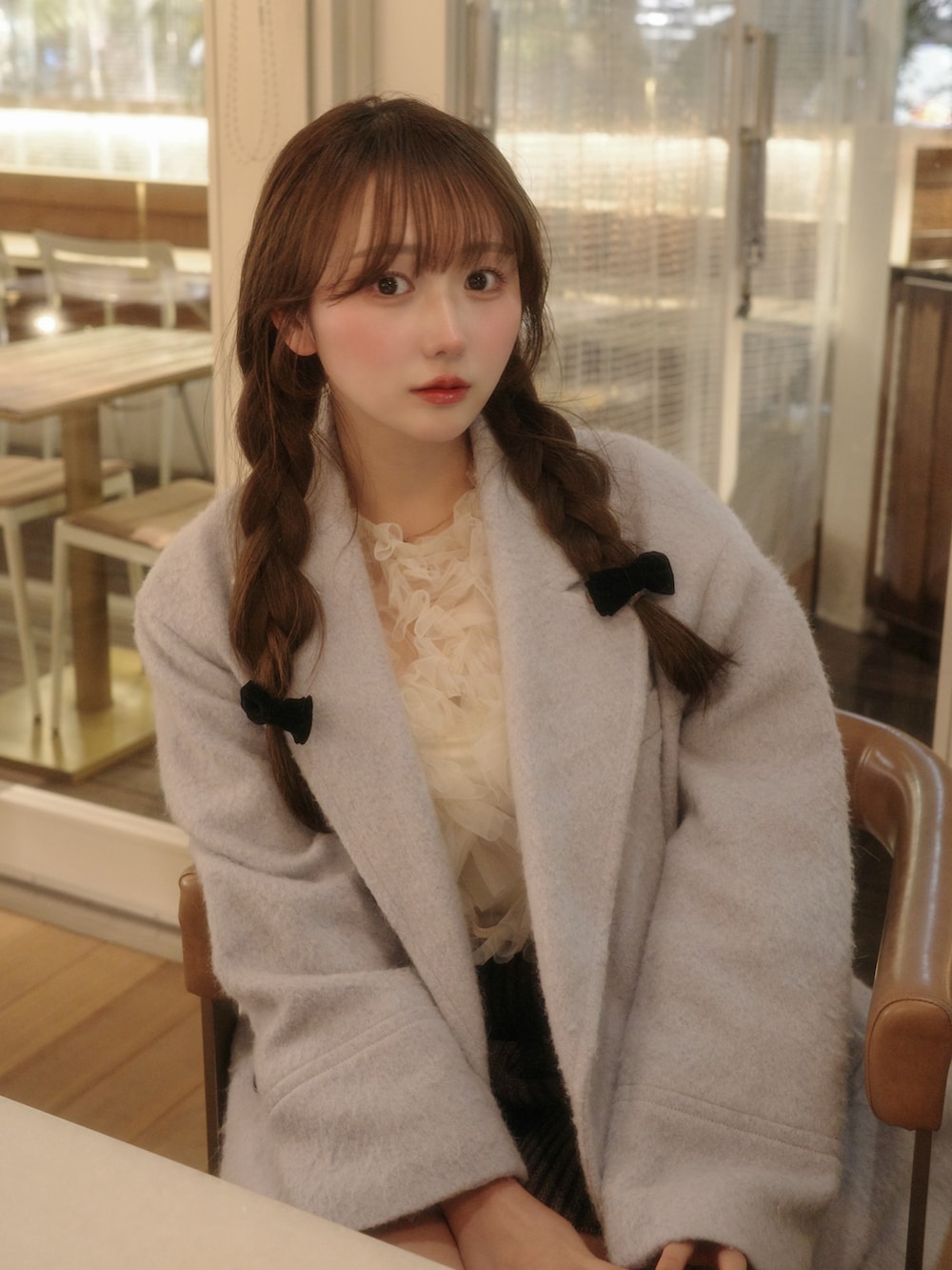 ブルー系のテーラードジャケット、ホワイト系のトップス、ブラウン系のその他パンツを着用したレディースの春コーディネートの2枚目の写真