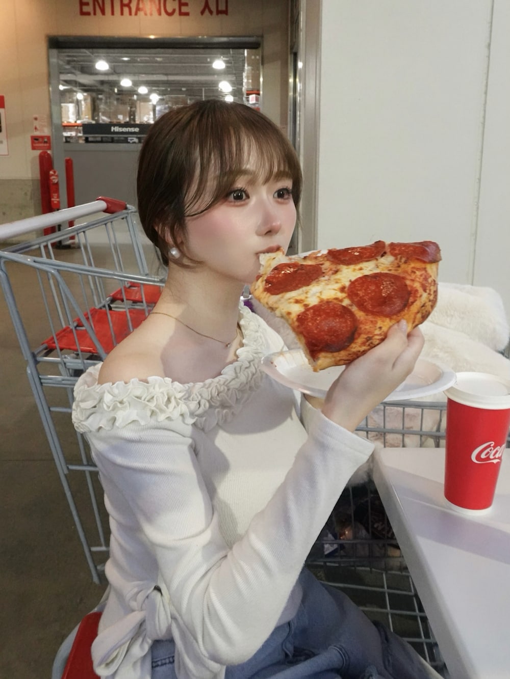 ホワイト系のセットアップ、ブルー系のデニムパンツ、ベージュ系のブーツを着用したレディースの秋コーディネートの2枚目の写真