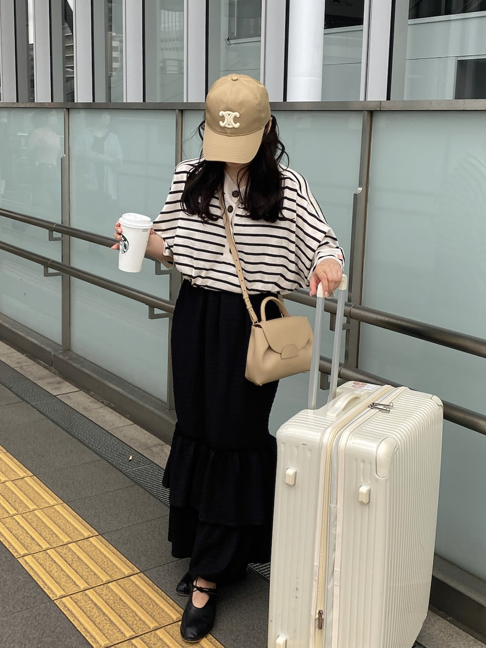 「夏、休日スタイル、オトナカジュアル、キレイめカジュアル、ワンピーススタイル、淡色コーデ、淡色女子、デート、デートスタイル（WOMEN）、キャップ、ラフコーデ、キャミワンピ、ボーダー、モノトーン」｜「Javaの《JaVa ジャバコラボ》さらっとお洒落。2wayヘンリーネックボーダーサマーニット（Tシャツ/カットソー、ホワイト系）」を使った、白濱楓雅 ( ふぅ )🍨さん（骨格ストレート・レディース・158cm）の夏コーディネートの3枚目の写真