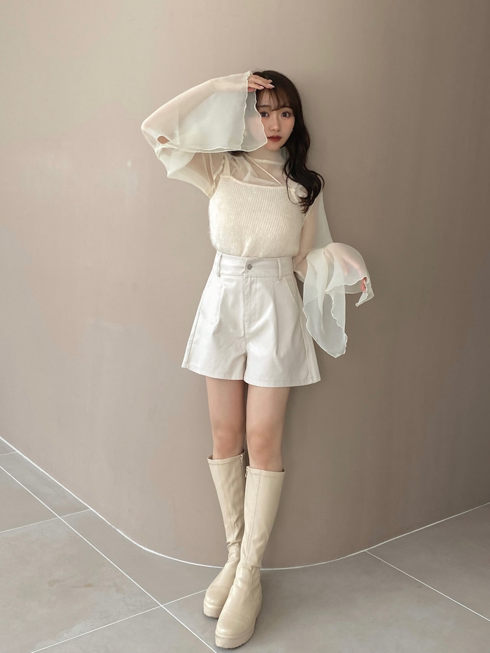 ホワイト系のブーツ、ホワイト系のトップス、ホワイト系のシャツ/ブラウスを着用したレディースの夏コーディネートの2枚目の写真