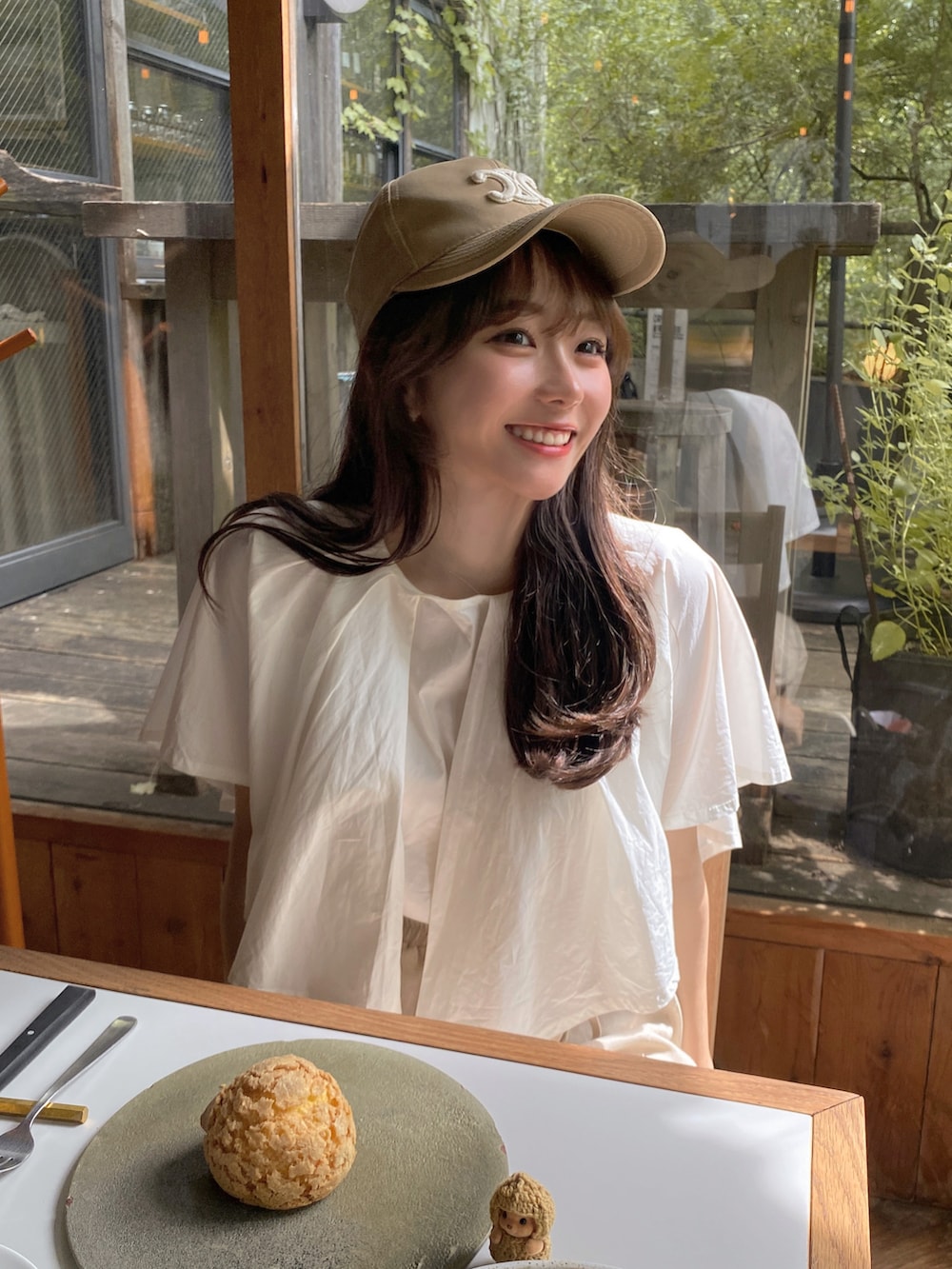 「夏コーデ、シンプルスタイル、オトナカジュアル、休日コーデ、カジュアルコーデ、キャップ、ワントーンコーデ、淡色コーデ、淡色女子、サンダル、ミュール、デート、デートスタイル（WOMEN）、ゆるコーデ、リネン」｜「CELINEのアイテム（キャップ、ベージュ系）」を使った、白濱楓雅 ( ふぅ )🍨さん（骨格ストレート・レディース・158cm）の夏コーディネートの4枚目の写真