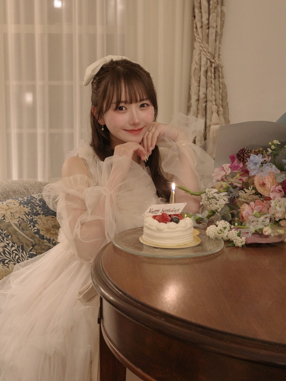 ホワイト系のパンプス、ホワイト系のトップス、ホワイト系のスカートを着用したレディースの春コーディネートの4枚目の写真