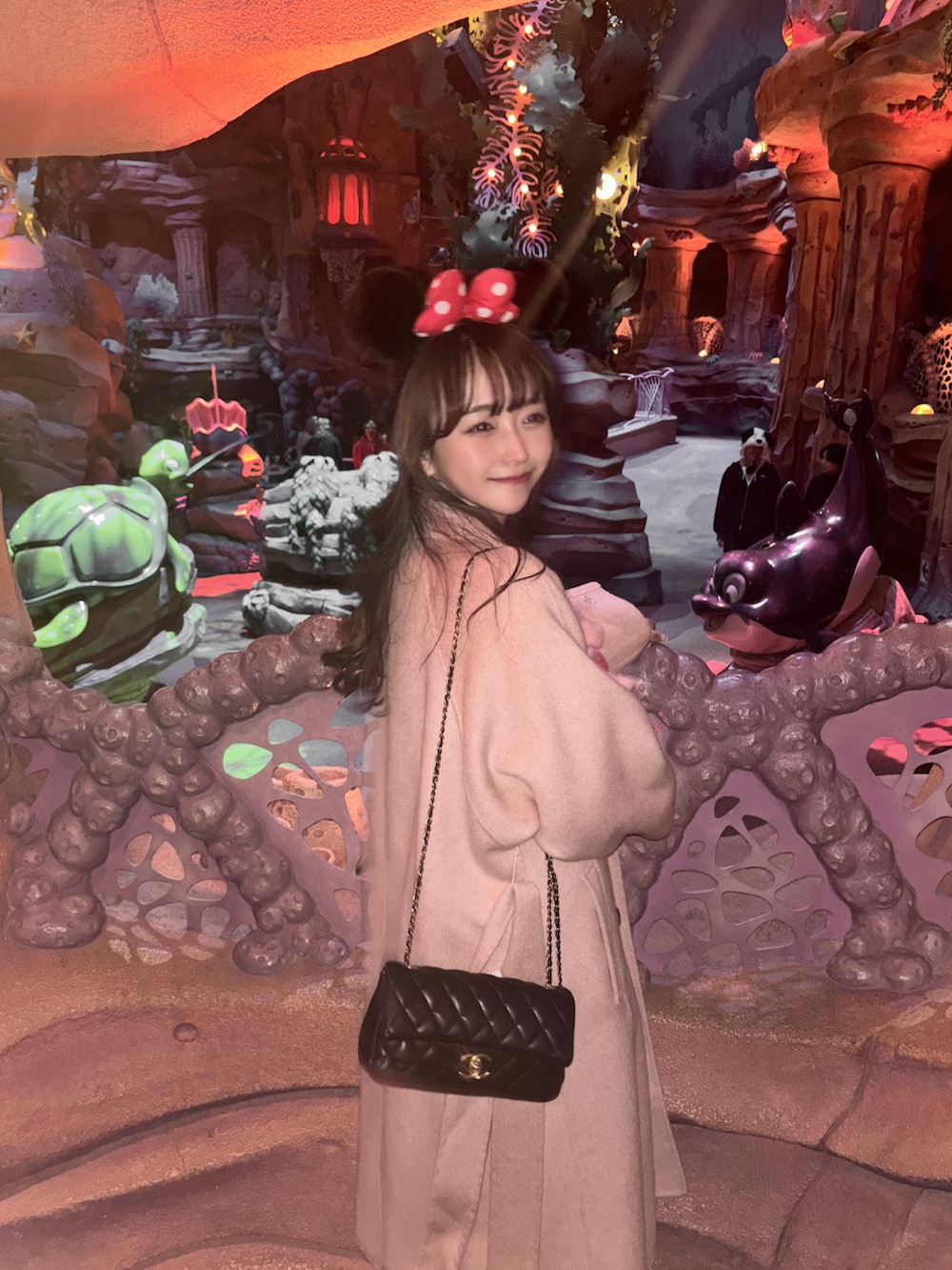 ピンク系のジャケット/アウター、ブラック系のバッグ、ホワイト系のニット/セーターを着用したレディースの秋コーディネートの4枚目の写真