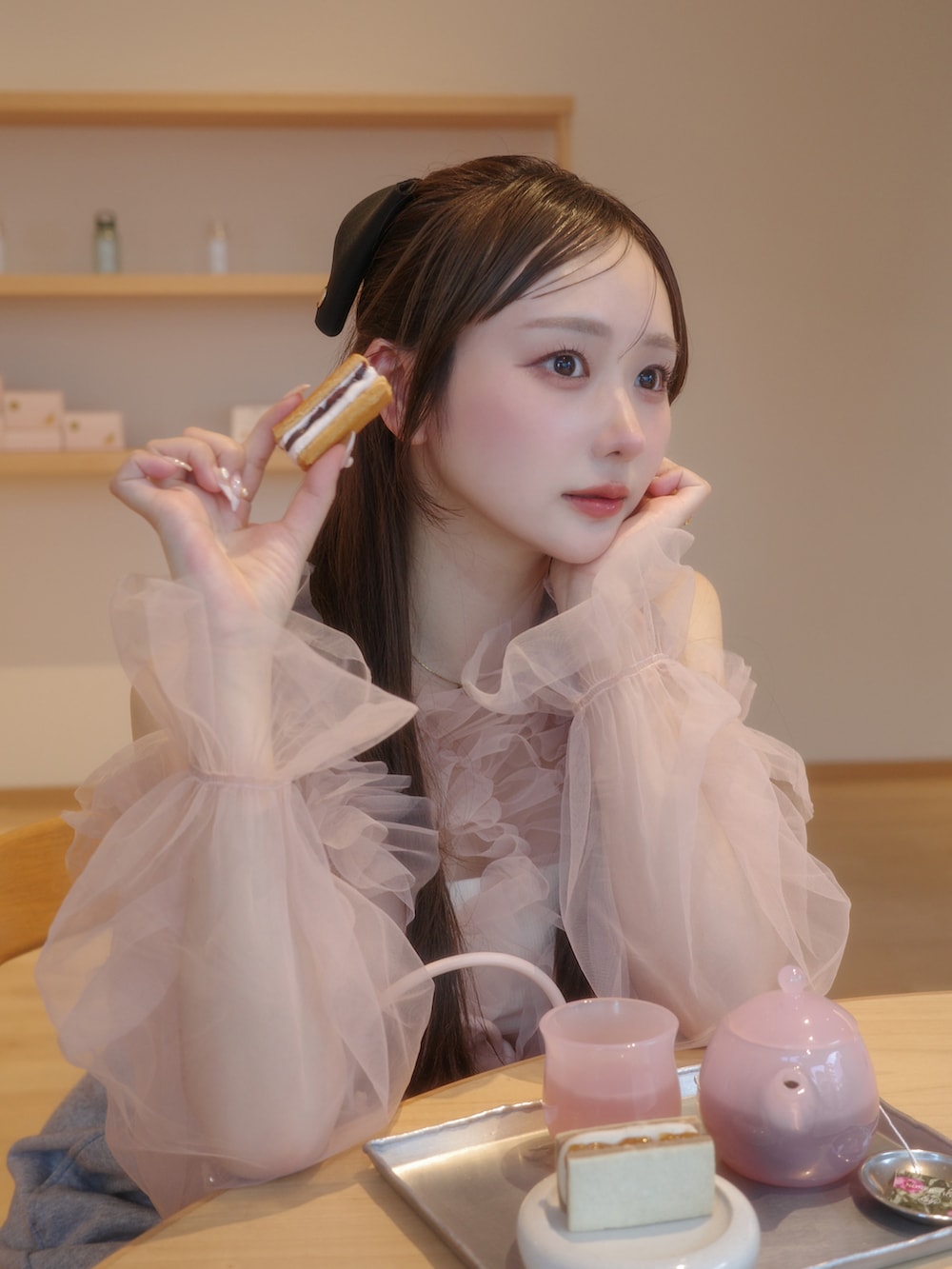 ブラック系のシューズ、グレー系のパンツ、ピンク系のトップスを着用したレディースの春コーディネートの3枚目の写真