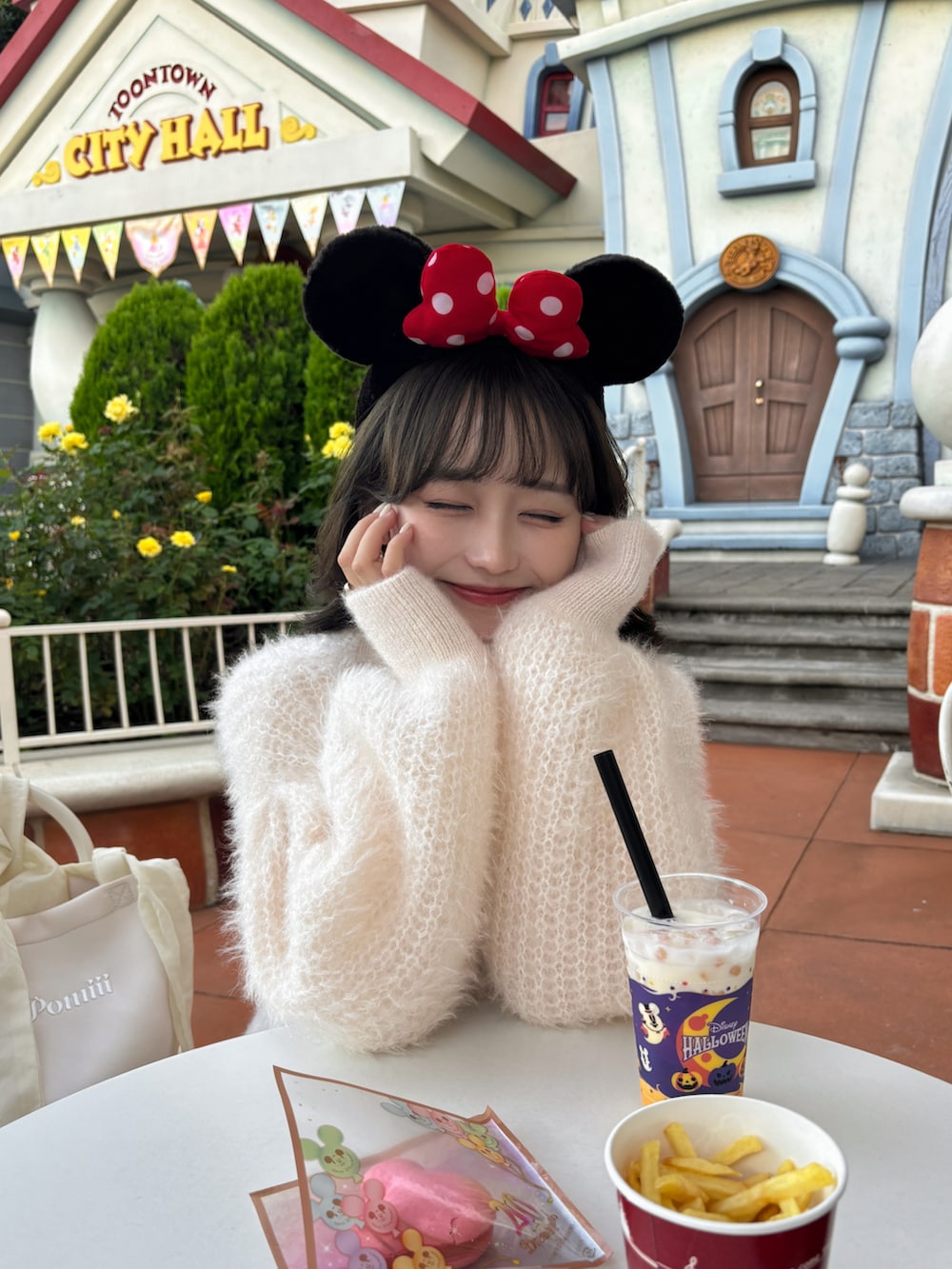 ホワイト系のトートバッグ、ホワイト系のスカート、ホワイト系のTシャツ/カットソーを着用したレディースの秋コーディネートの3枚目の写真