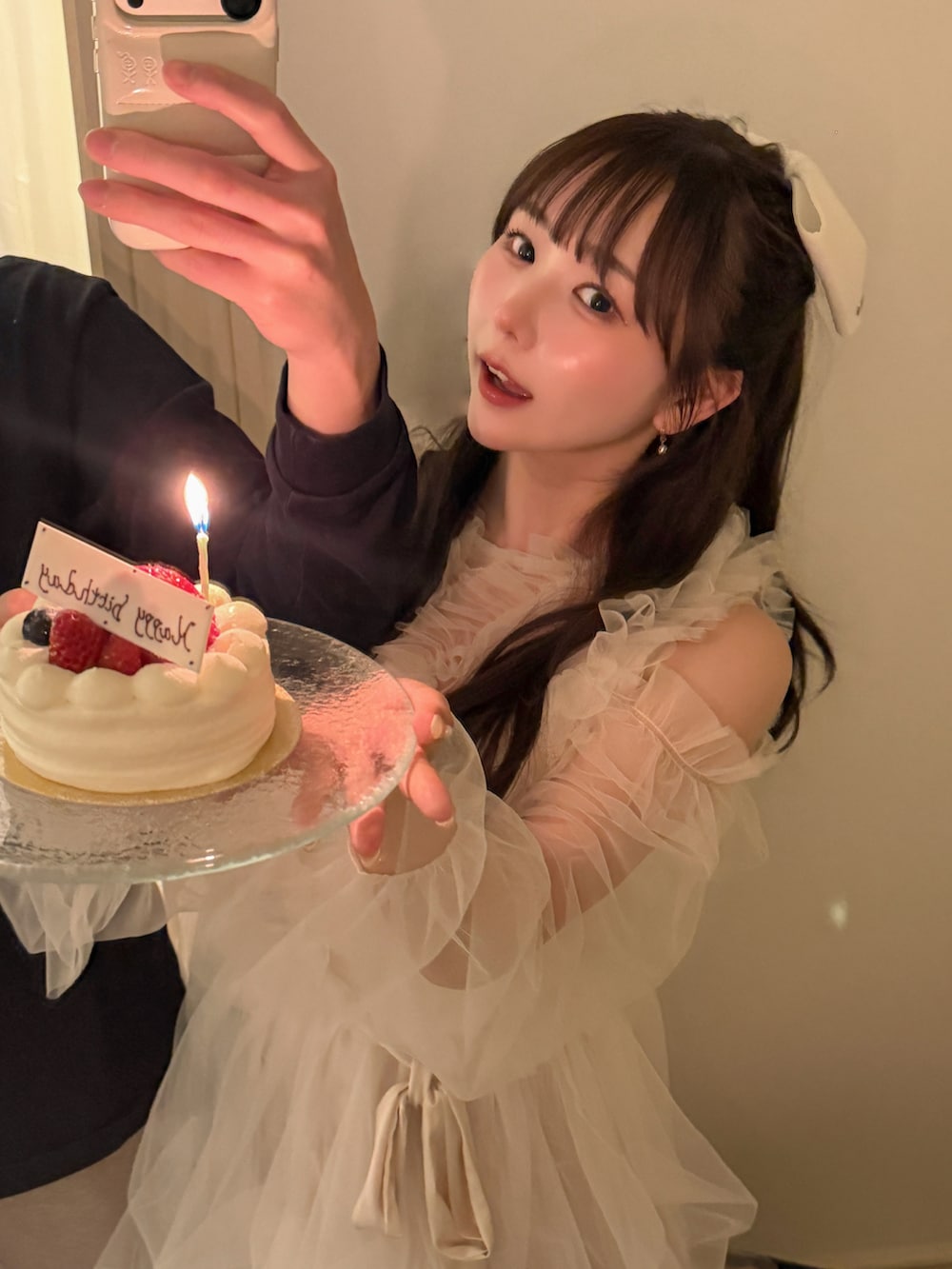 ホワイト系のパンプス、ホワイト系のトップス、ホワイト系のスカートを着用したレディースの春コーディネートの5枚目の写真