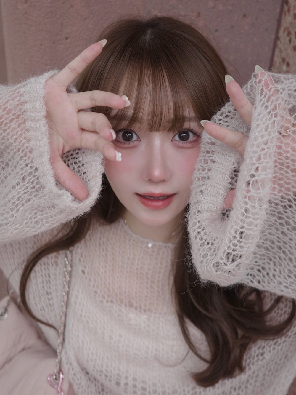ブラウン系のシューズ、ピンク系のパンツ、ピンク系のトップスを着用したレディースの秋コーディネートの5枚目の写真