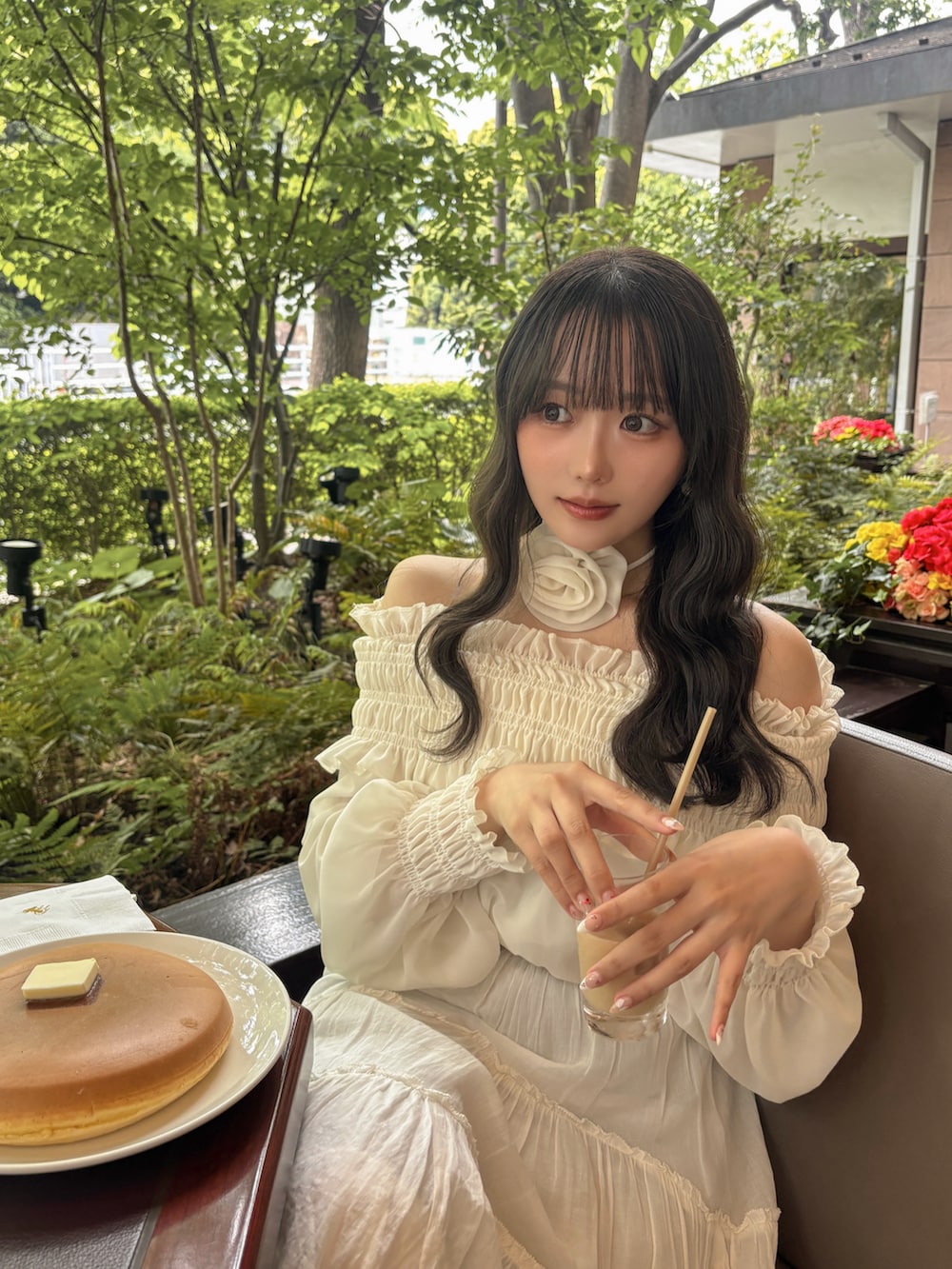 「きれいめカジュアル、デートコーデ、淡色コーデ、ホワイト、ローファー、フリル、雨の日コーデ、骨格ストレート、ロングスカート、オフショル、ブラウス」｜「toutyestのアイテム（バッグ、ブラウン系）」を使った、白濱楓雅 ( ふぅ )🍨さん（骨格ストレート・レディース・158cm）の夏コーディネートの3枚目の写真