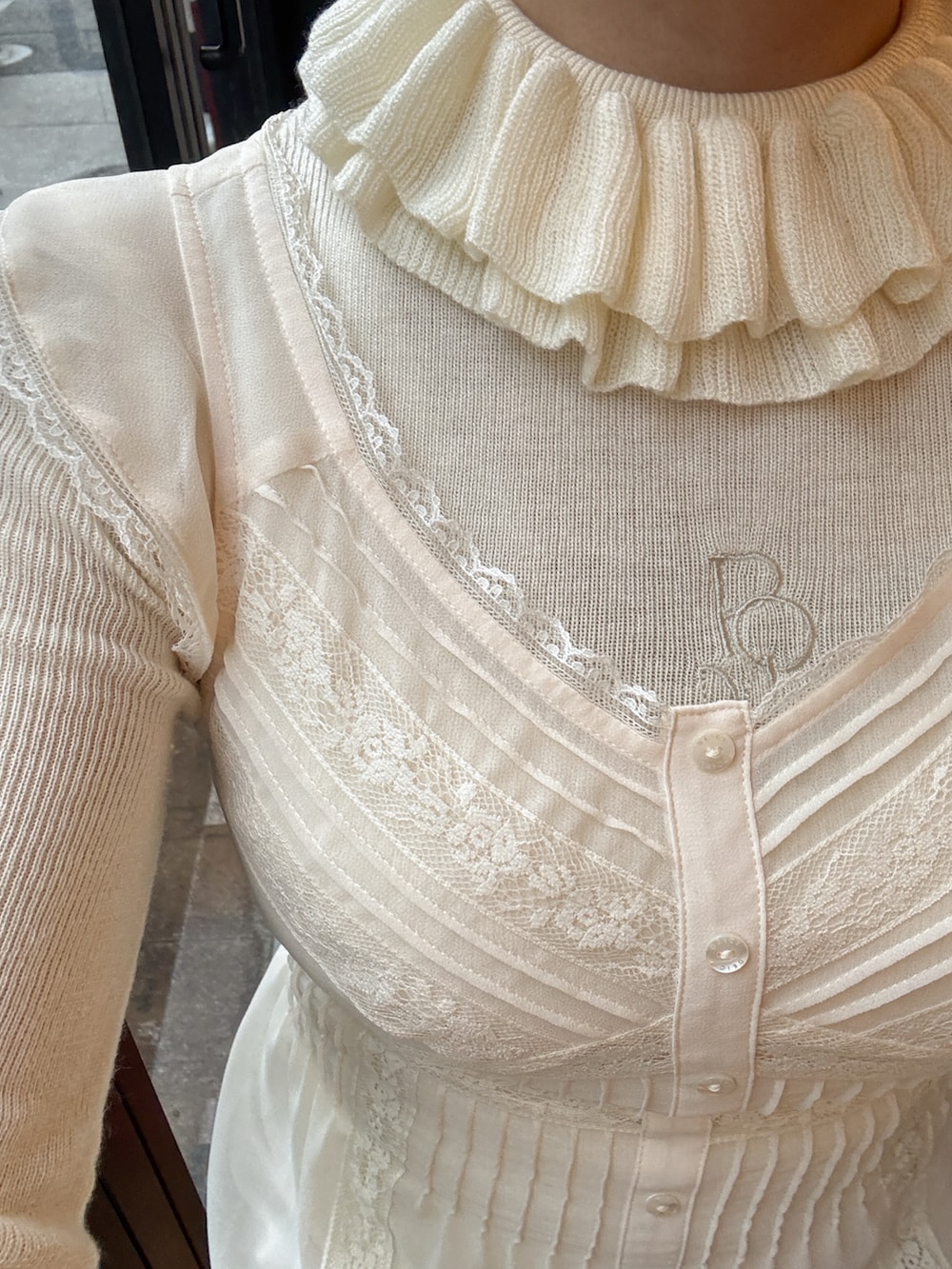 ブラウン系のブーツ、ホワイト系のワンピース/ドレス、ホワイト系のトップスを着用したレディースの秋コーディネートの4枚目の写真