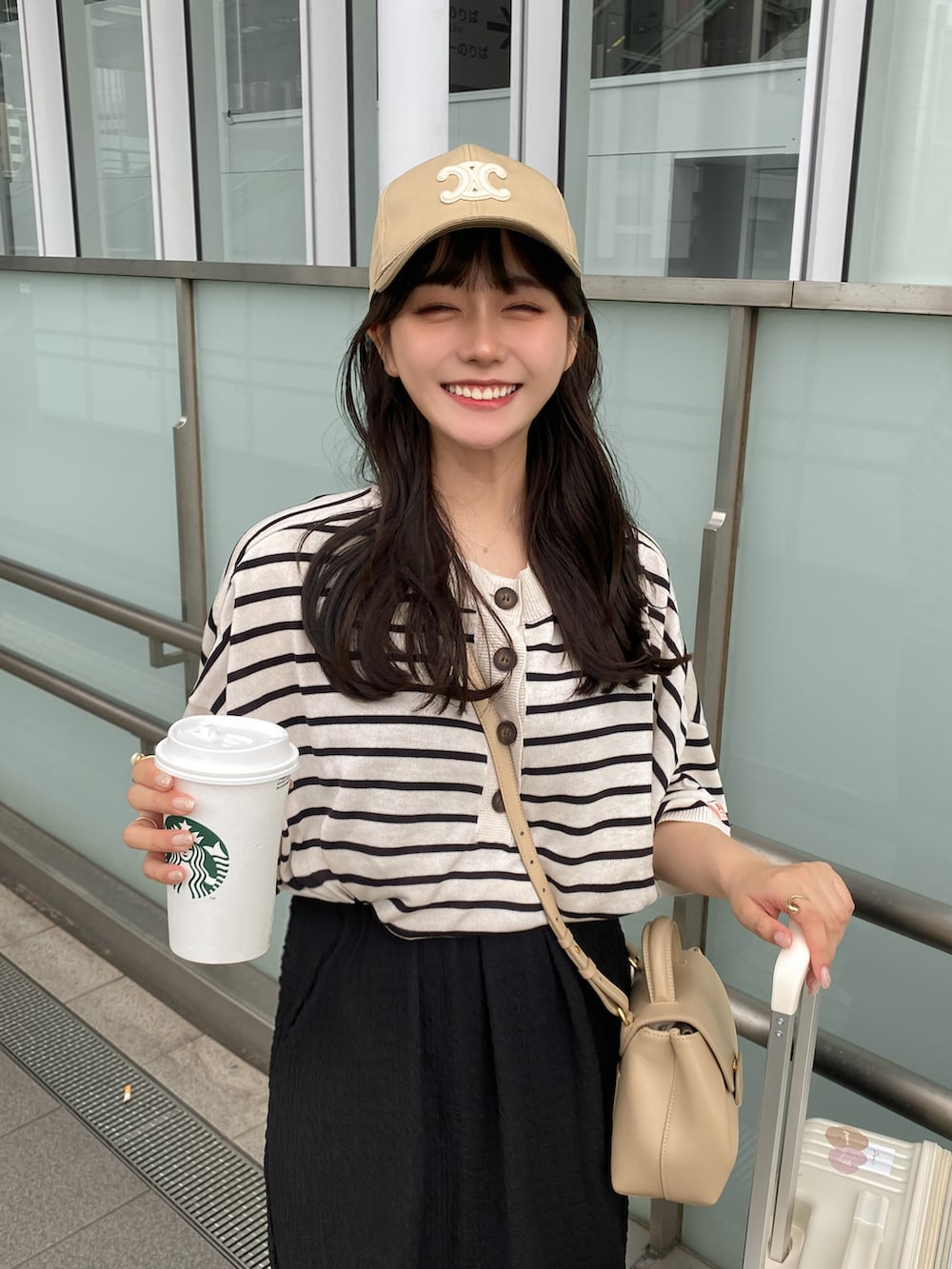 「夏、休日スタイル、オトナカジュアル、キレイめカジュアル、ワンピーススタイル、淡色コーデ、淡色女子、デート、デートスタイル（WOMEN）、キャップ、ラフコーデ、キャミワンピ、ボーダー、モノトーン」｜「Javaの《JaVa ジャバコラボ》さらっとお洒落。2wayヘンリーネックボーダーサマーニット（Tシャツ/カットソー、ホワイト系）」を使った、白濱楓雅 ( ふぅ )🍨さん（骨格ストレート・レディース・158cm）の夏コーディネートの2枚目の写真