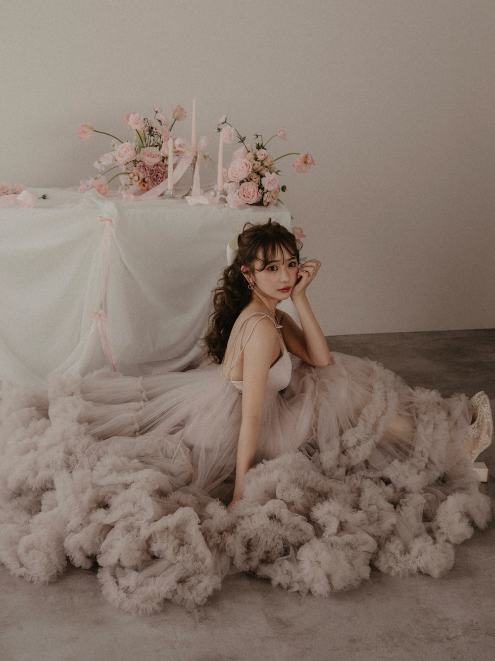 ホワイト系のブーツ、ホワイト系のスカート、ピンク系のドレスを着用したレディースの秋コーディネートの3枚目の写真