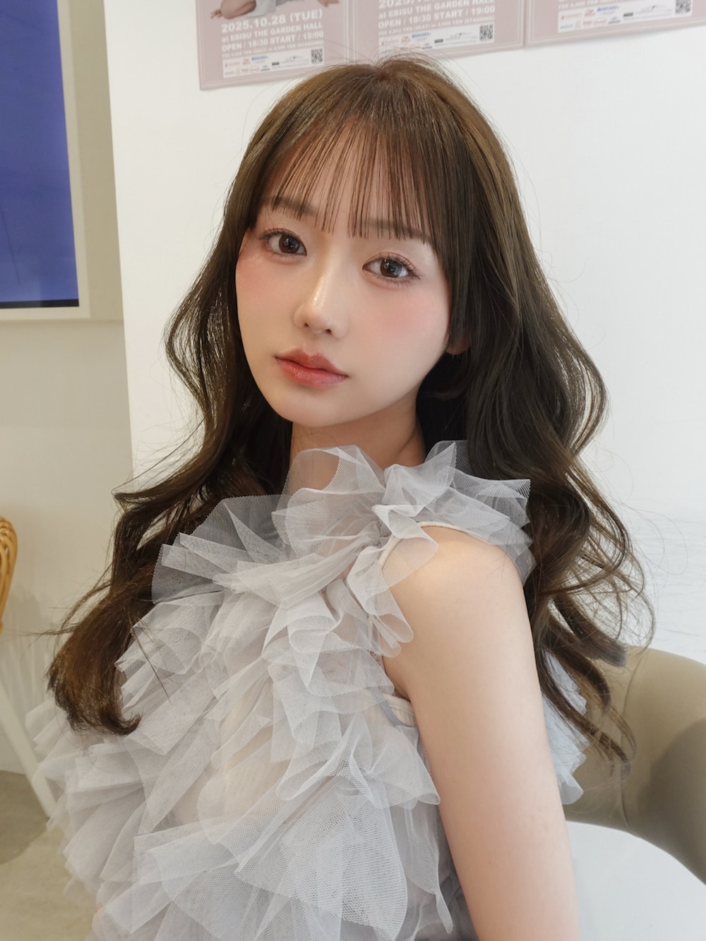 ホワイト系のサンダル、ホワイト系のスカート、ホワイト系のシャツ/ブラウスを着用したレディースの夏コーディネートの2枚目の写真