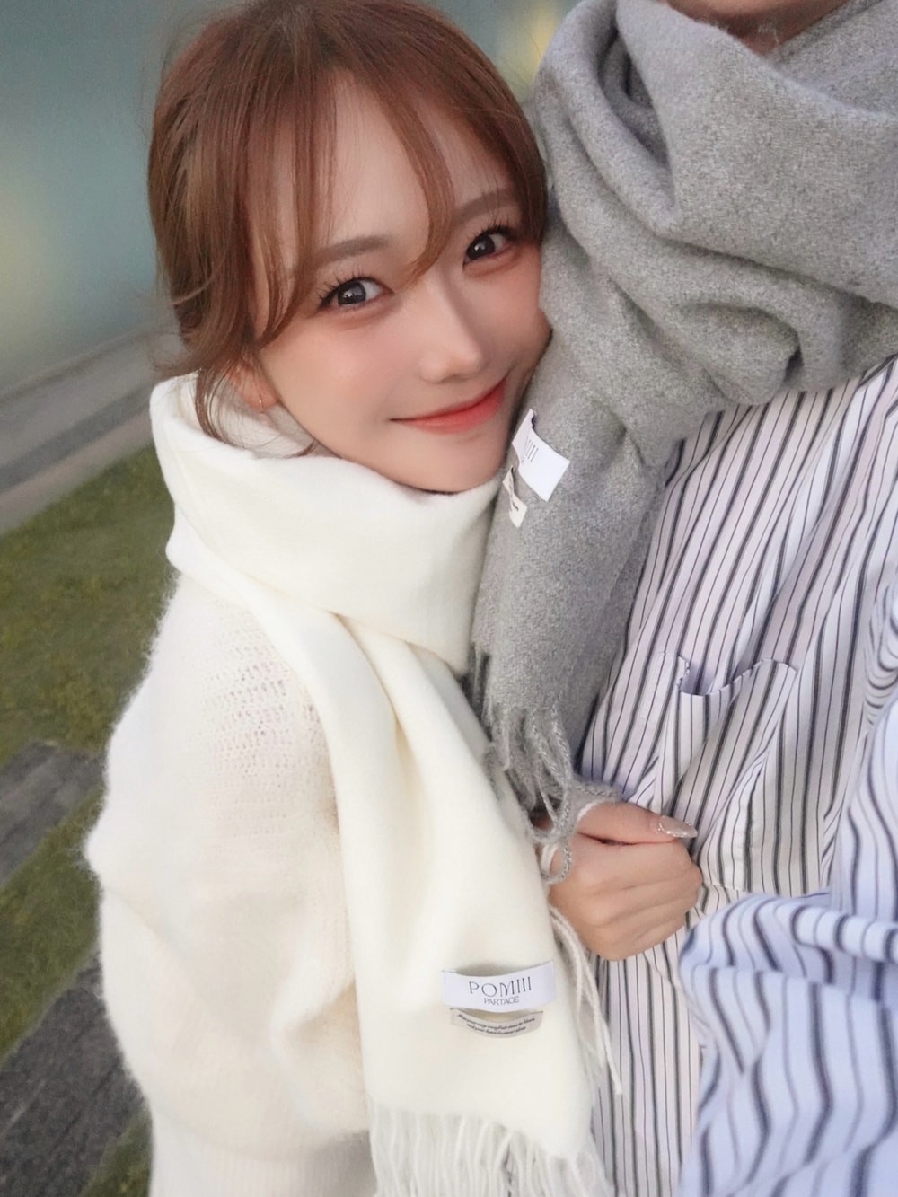 ベージュ系のパンプス、ホワイト系のセットアップ、ベージュ系のバッグを着用したレディースの秋コーディネートの3枚目の写真